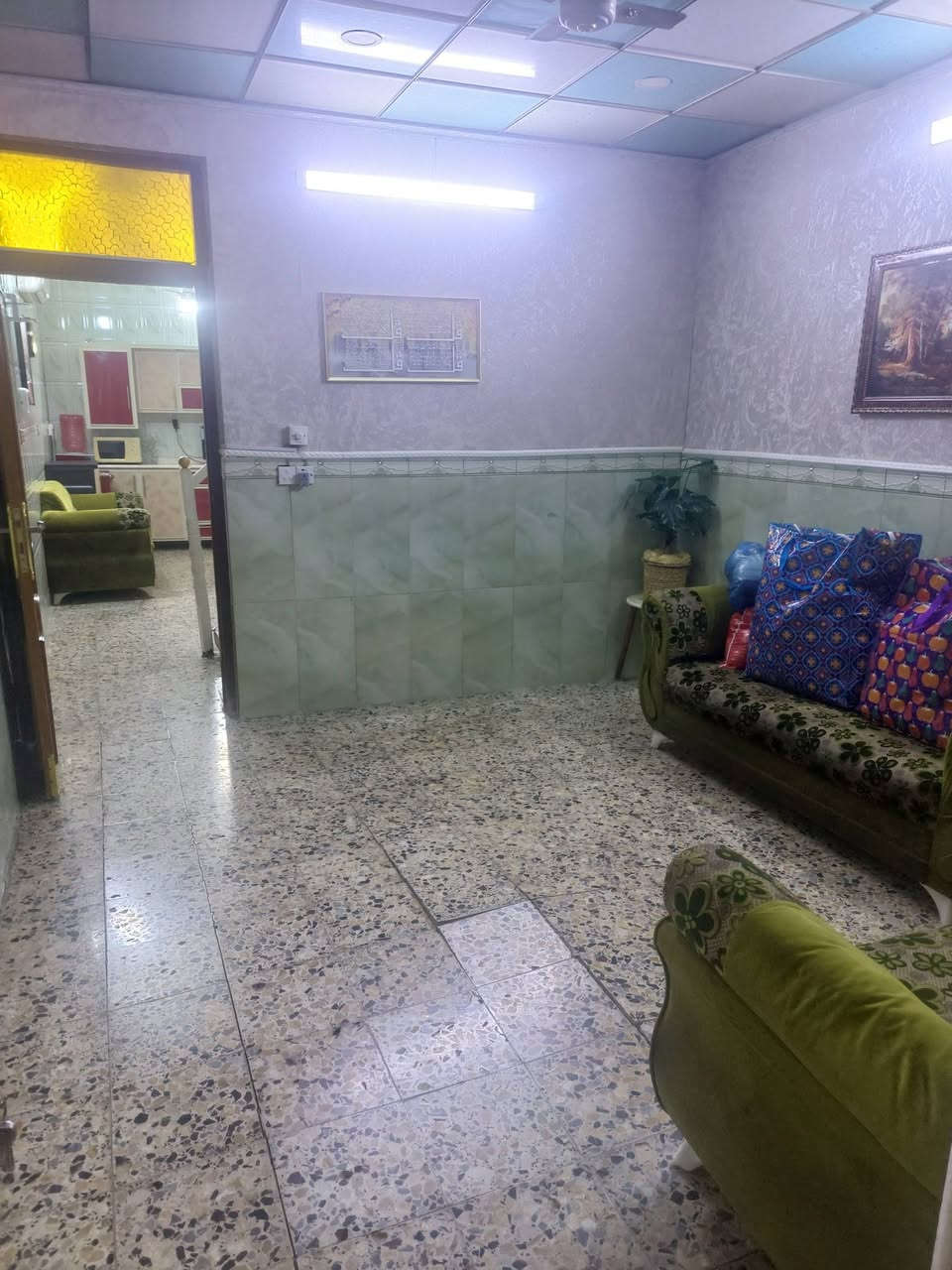 مكلف بالنشر السلام عليكم بيت للبيع ٥٠ متر ركن بيت نظيف في منطقة الشعب شارع عدن خلف متوسطة صلاح الدين محلة 339 نهاية شارع وصفي المضمد بالقرب من فلكة سوك شلال الأولى صاير بنص السوكين سوك شلال وسوك الصبح منطقة تسمى شارع ٤٠ شارع رئيسي ١٥ متر الفرعي ١٠ متر مدخلين مدخل البيت الرئيسي ومدخل على الفرع المجاور وبيه كرفان مخزن في المدخل الثاني نواقص البيت كاشي فقط الهول شي قليل تقريبا متر مربع مكفع مو كله الطابق الأرضي صالة ومطبخ ومخزن ومنور وحمامات اثنين خارجي وداخلي وفوك غرفتين زغيرة وجبيرة وسطحين البيت بأسم بنيه يعني مو ورثة ونفتح بيان ثاني يوم ونتفاهم على المخالفات
*********** ابو محمد السعر ١٤٠ مليون وبي مجال لجيتكم وبي غراض للبيع اذا احد يحب يشتري البيت والغراض مثل سبالت جداري طنين وسبلت كنتوري وكاونترات وثلاجة ومجمدة وبراد تخم قنفات البيت حاليا فارغ ومقفول يعني تتكاتب تفتح بيان تحول البيت بأسمك وتاخذ البيت لامدة ٣ أشهر ولا شي وبدون دلالية وبالخير وموفقين للمشترين والي عنده سعر بباله يتصل عليه وكلشي بالقسمة ان شاءالله تريده سكن او تأجير اقل شي ٤٠٠ يتأجر
