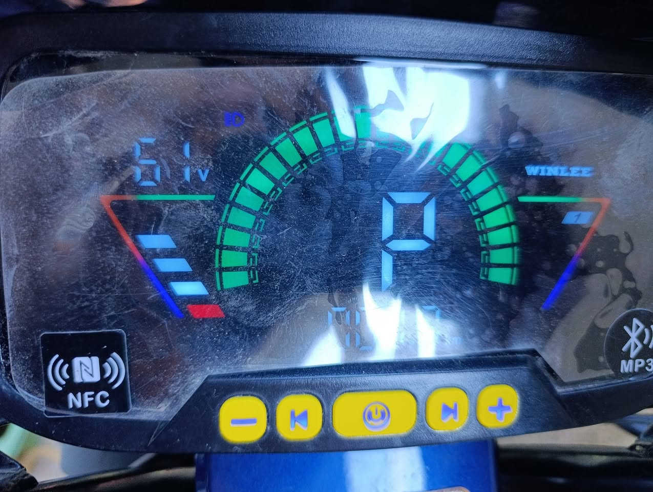 دراجه r9 مدرعه شركة ونلي الاصليه 5بطاريات مصار اسبوعين من مشتريه وصله موجود بصمه وكارت شاشه وسويج بلوتوث ٤سرعات متوازي ع بيعته المكان بغداد الشعب :*********** بي واتساب
