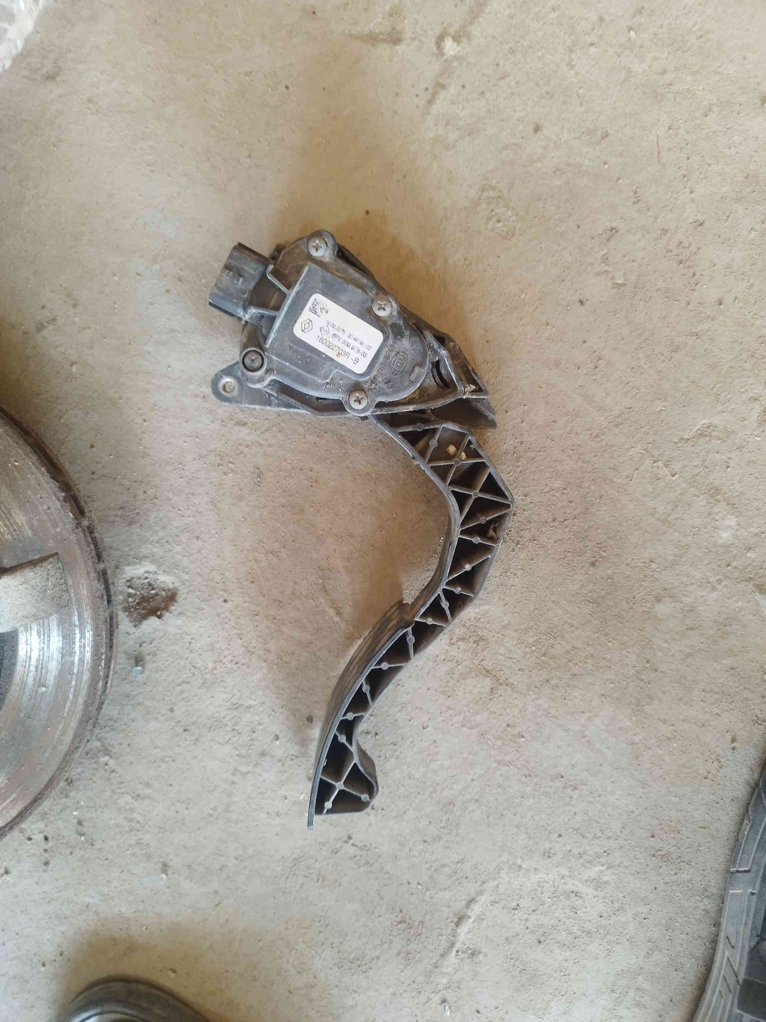 سلام عليكم على بركه الله تم تفصيخ رينو سمبل شنو تريده موجود مكاني ديوانية قضاء  ***********
