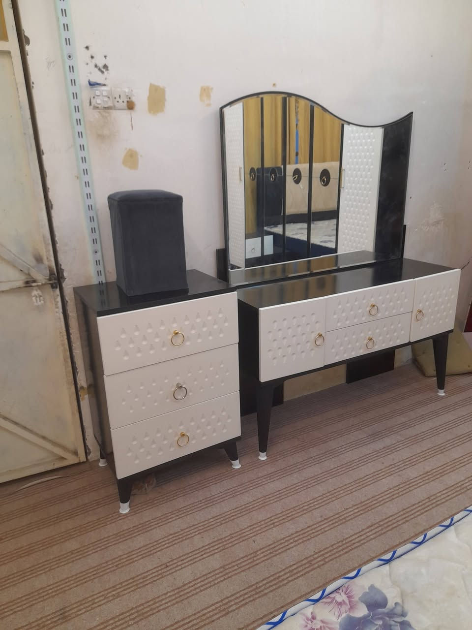 سعر ٦٥٠ وبيها مجال 
عنوان الزبير 
للستفسار ***********
