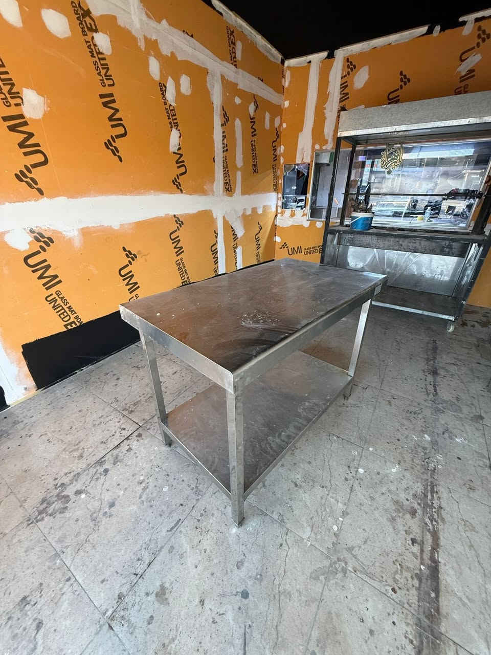 سلام عليكم عندي ميز سل ستيل 
وعندي ميز ع شكل رف يحتوي 5رفوف 

رقمي /‭0789 149 5815‬

سعر 250 وبيهن مجال
