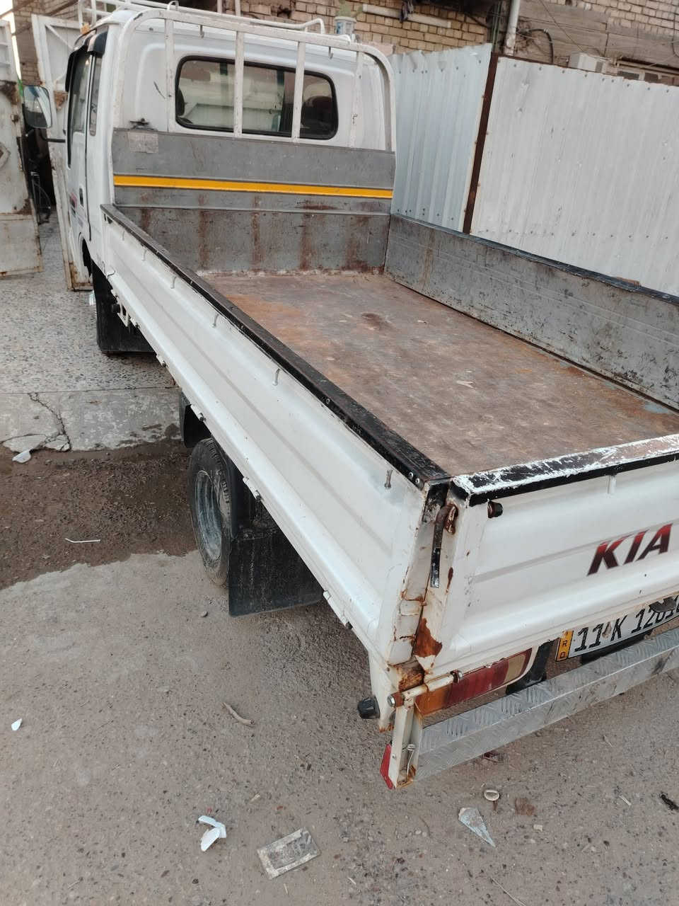 سلام عليكم لبيع كيا ام عيون مديل 2001رقم جديد سنوية جديده شاصي كير محرك مكفولات سياره جاهزه من كل شي تحويل مباشر مكان بغداد ***********
