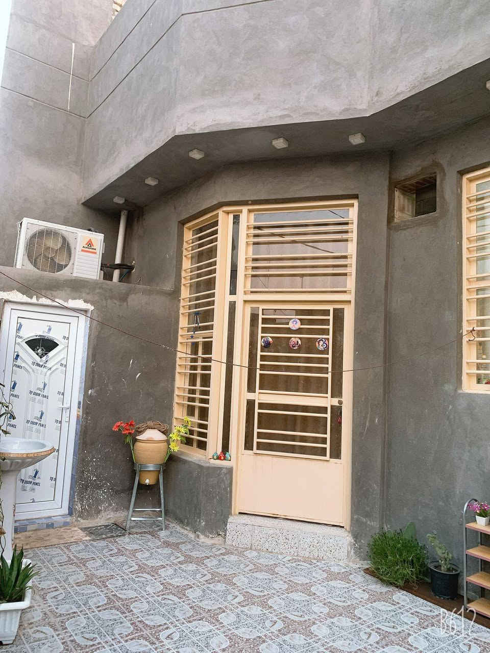 اللهم صلي على محمد وآل محمد
⛔ دار للبيع 🏛️   
📍 العنوان :  حي  الفرات  شارع الصب 
📈 المساحة   100مربع
⛔الواجهه  8 *12 كونكريت 
يتكون من
- غرفة نوم  
- صالة  
_ مطبخ 
- استقبال 
- مطبخ
_صحيات 2
☎️ للأستفسار والمعاينة الاتصال على :
***********
الرقم يحتوي على واتساب 
📍 زيارة مكتبنا الكائن في : حي الصدر الاول السايدين قرب مطعم كباب نذير 
📥 مكتب أدم
#عقار_للبيع #اكسبلور
