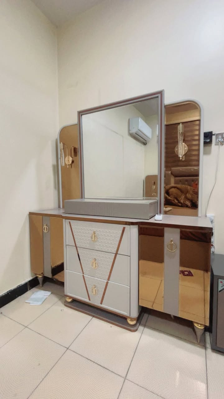 غرفة تركية مودرن هايدروليك وجربايه جكات وخزن شتريتهة من شركة القاسم للاثاث قبل سنة نضافتهة 100‎%‎على وضع الشركة وجاي ابيعه لان انتقلت بيت جديد بمليون و500 وبيه مجال بسيط  
***********
