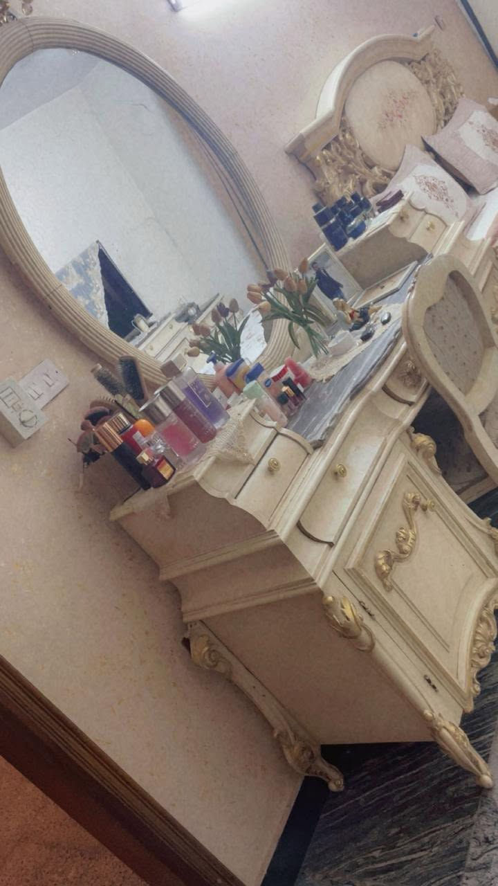 غرفة نوم مستعملة للبيع سعرها 700 الف وبيها مجال. بغداد العامرية للاستفسار ***********
