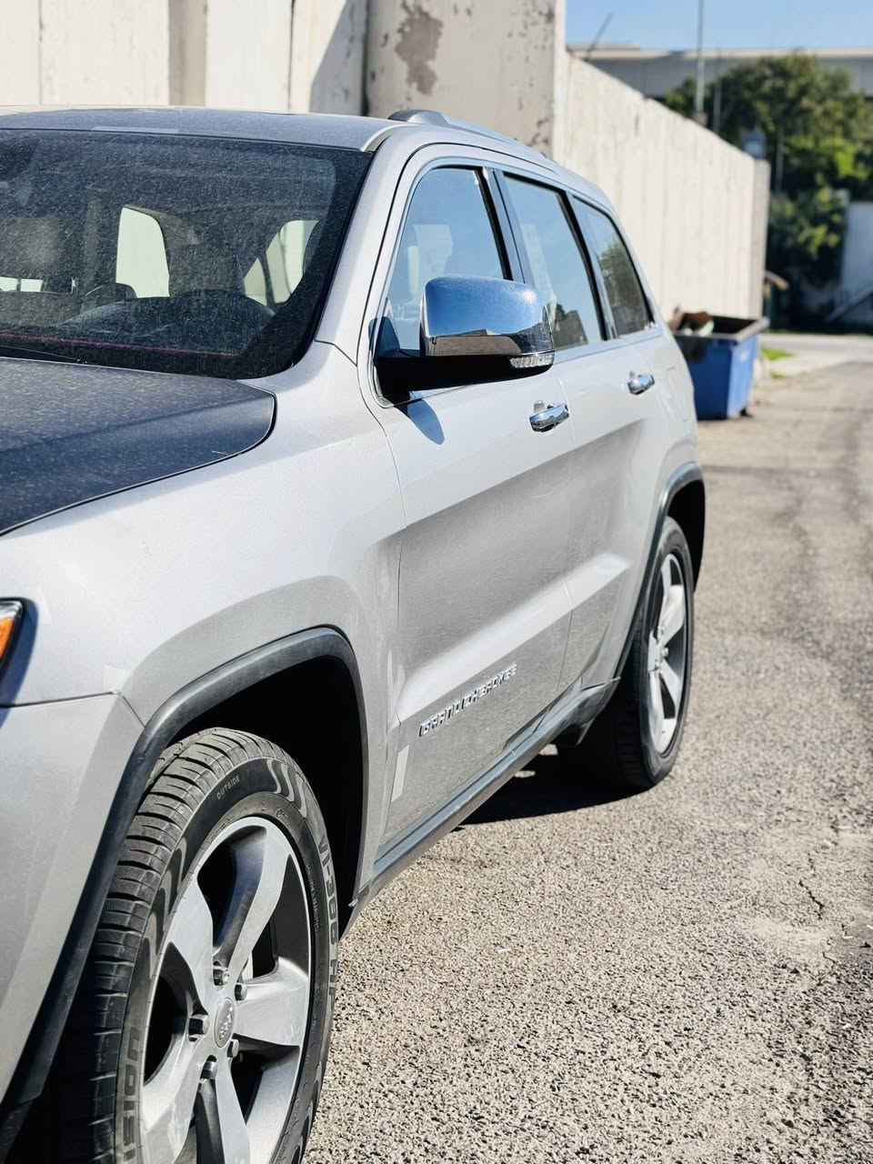 السلام عليكم 
جيب كراند شيروكي موديل ٢٠١٥ فول لمتد
بدون شاصي بدون لغد 
شاشه كبيره srt
كشنات جلد  بيجي
تبريد قطعتين
فور ويل
تدفئه تبريد كشنات امامي
تدفئه كشنات خلفي
تدفئة ستيرن كهربائي
دخول ذكي ترحيب
بصمة تشغيل وابواب
كامره دواره
صندوق كهربائي 
شفتات بالستيرن
حساسات خلفية
اشاير بالمري 
مرآة قلاب عند الرجوع للخلف
فول تحكم ستيرن 
تشغيل عن بعد
خزن ميمري للمقاعد الأمامية
مساج المقاعد الامامية
منظومة لايتات زنون
4 انظمه قيادة
ماشيه ١٦٠ الف كيلو متر
سقف بانوراما 
ويل 20 بلادي 
مكينه 3600
وبعد بيها مواصفات
حادثها بأمريكا بنيد وشوية من الجاملوغات الأمامية واحد مبدل بلادي نفس اللون و واحد   مبدل تجاري و مصبوغ و بيها بارد بالباب الخلفي اليمين يعني قطعة وحدة صبغ فقط
رقم بغداد تحويل مباشر 
السعر  ١٨٣ $ وبيها مجال بسيط 
مكان السياره بغداد المنطقة الخضراء
رقم الهاتف ***********
