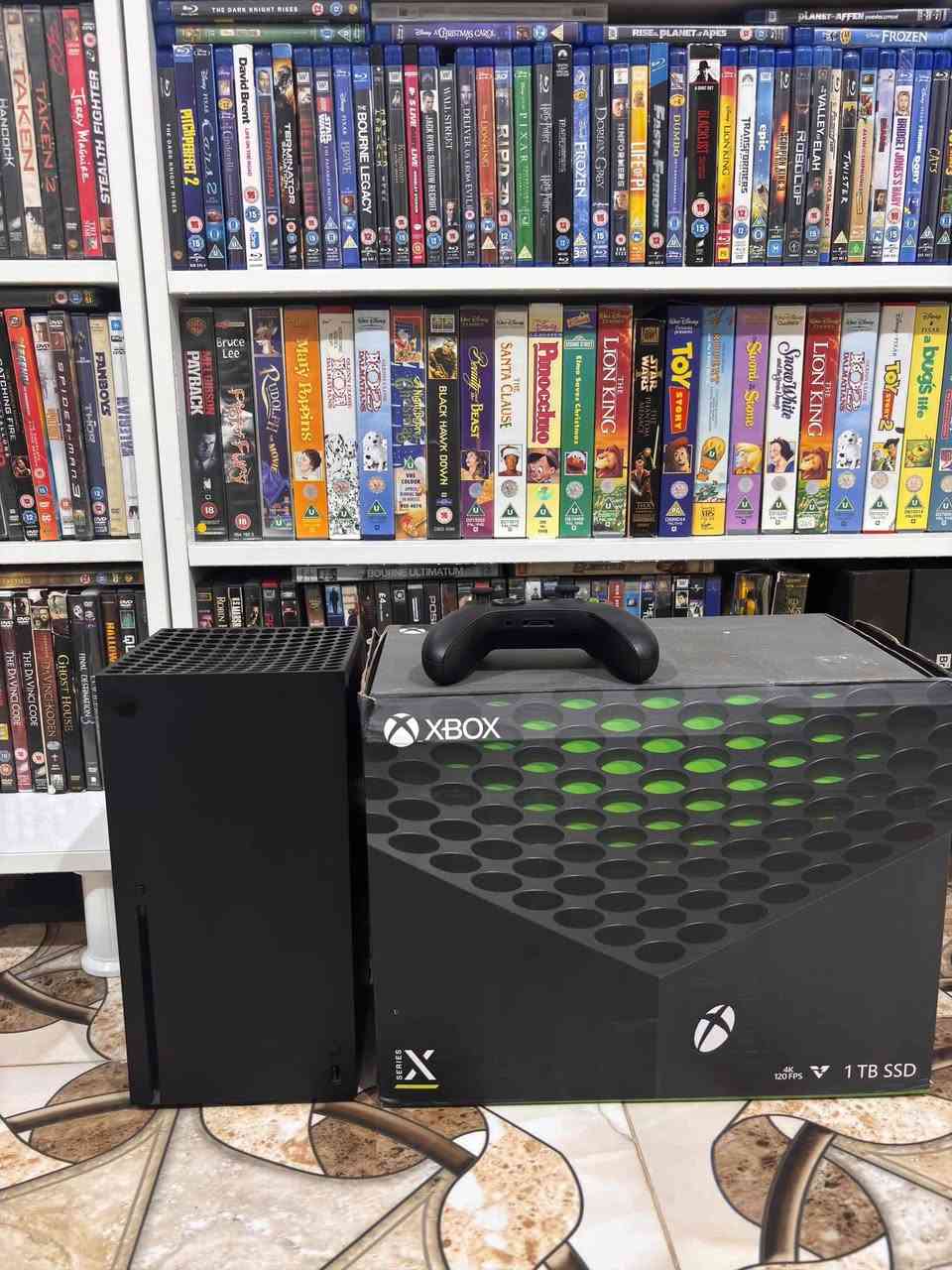 للبيع اكس بوكس سيريس اكس اصدار 23
وياه يدات 2 
الجهاز نظيف واستعماله قليل جدا ويجي وياه ups 1500 اشتريته ب85 استعمال فترة اسبوعين تقريبا
السعر 750 قفل
التواصل على الرقم ***********
