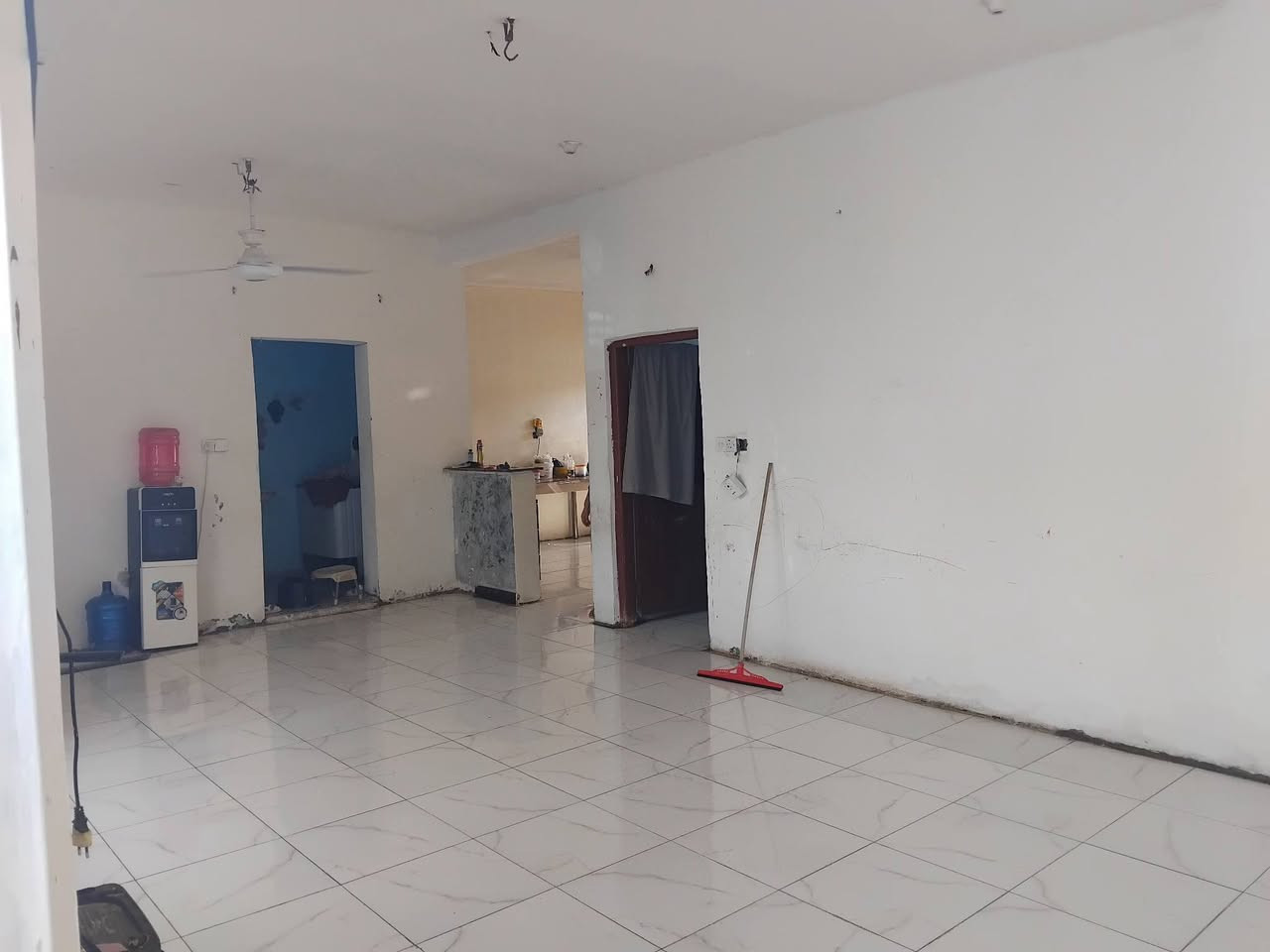 بيت زراعي للبيع الكارضية البيضاء  مساحة اكثر من 250 متر يحتوي على صالة وغرفة نوم و مطبخ وصحبات جاهز للسكن السعر المطلوب 30 مليون الاتصال عالرقم ***********
