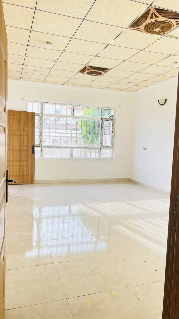 دار للإيجار في حي عدن المساحه 200متر يقع ع شارع 20متر
لمعرفه الايجار اتصال بل رقم

***********
ومتوفر واتساب ايضا .
