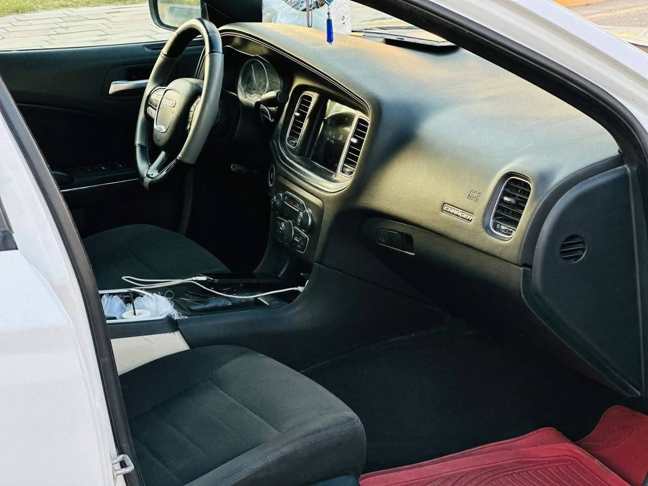 السلام عليكم البيع دوج جارجر 2015محدثه  16 بسمي سنويه 2030 تحويل مباشر حادث بصيط تويل منظومة غاز مكينه 3600وكير شرط عله فحص السياره جاهزه من كافت النواحي مال جناي السعر 140 الاستفسار ‪0771 942 8111‬
