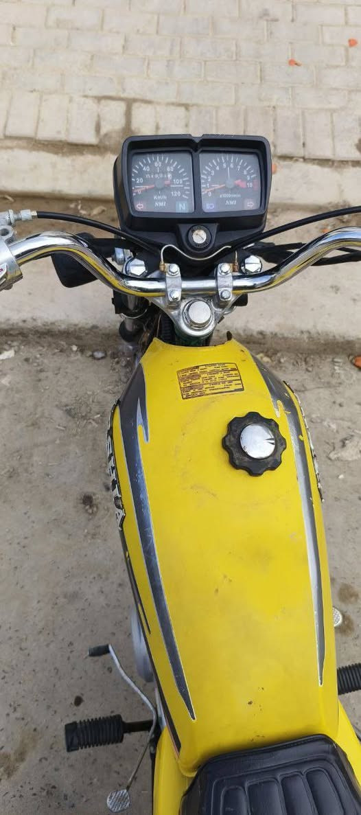 السلام عليكم
دراجه ارشه موديل 21 ارواق اصولي سنوية بس بعدني ما مستلم لوحاتها 
دراجه نظيفه مكينه مفتوحه كهربائيات شغاله عوزها بس اشاير شاصي عدل ونظيف  مكينه نظيفة لاتبخير ولاتنقيص
رايدها ب700وبيها مجال بسيط
عنواني ديوانية رقمي ***********
