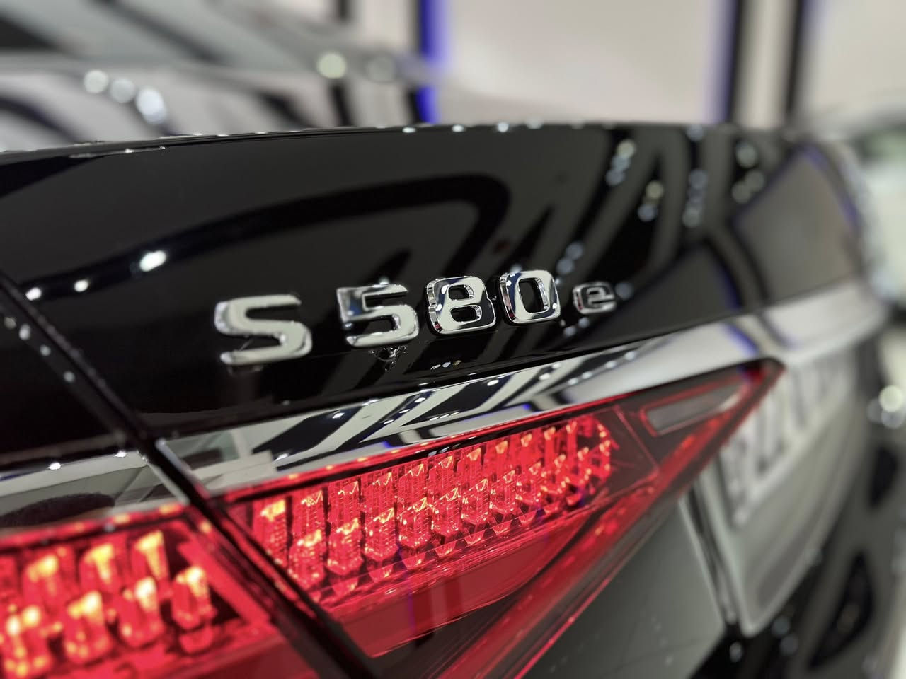 Mercedes-Benz S580e
موديل : 2023 
وارد: امريكي كلين تايتل 
حجم المحرك : ٦ سلندر بلك أين هايبرد
٣ انضمة: هايبرد و بلك اي و بنزين 
المسافة المقطوعة : 26000 كم 
بانوراما -كشن تبريد - كشن هيتر - كشن ميموري - كشن كهرباء - شاشة 3D - رادارات 360 - كاميرات 360 -تاير الخلفي يلوف - و هواي مواصفات لخ 
كلين تايتل بدون صبغ بدون تعديل 
كامل مغلف (PPF) 
للاستفسار: *********** 
—————————————
Mercedes-Benz S580e 
ساڵ: 2023
خەسڵەت: ئەمریکی کلین تایتڵ
قەبارەی بزوێنەر: 6 بستۆن بڵەگ ئین هایبرد
۳ مۆد: هایبرد و بەنزین و شەحن 
ماوەی رۆشتن : 26000 کم 
پانۆراما ـ کوشن مەساج ـ کوشن هیتەر ـ  کوشن ساردی ـ رادار  360 - کامێرا 360 - تایەی دواوە ئەسورێتەوەـ و زۆر مواصەفاتی  تر 
کامل رو پۆش (PPF) کراوە
بێ بۆیاغ بێ سارد 
بۆ پەیوەندی : ***********
