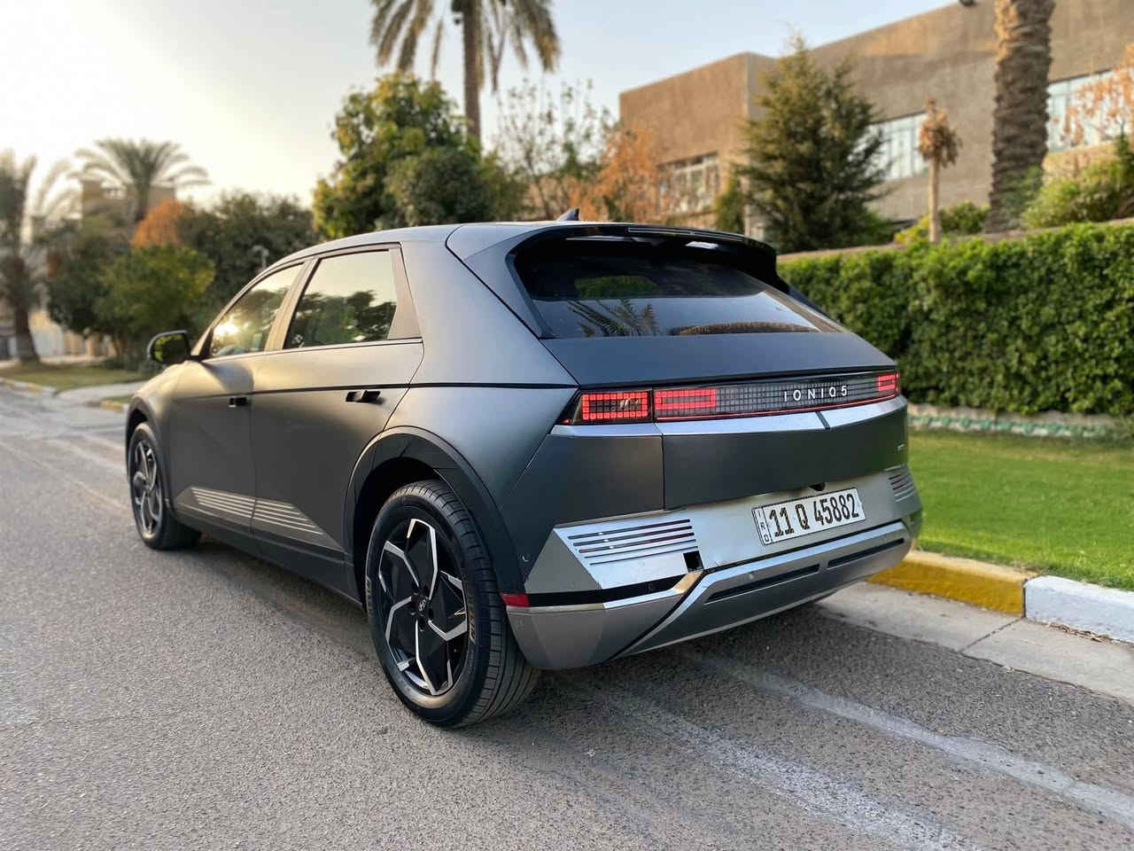 السلام عليكم 
هيونداي ايونيك 5   2024 SEL فور ويل بطارية 74 كيلو واط 
فول عدا الفتحة السياره لون اسود مات 
بلادي دبل ماطور 340 حصان مابيها اي نقص
داخل جلد كشنات اماميه كهرباء لايت 
لد داخل لدات محيطية 64 لون صندوق كهرباء شاشة متصلة يدات كهرباء حساس امامي خلفي 
وباقي الموصفات المعروفة 
مكاني بغداد سعر 200 ورقة وبي مجال 
***********
