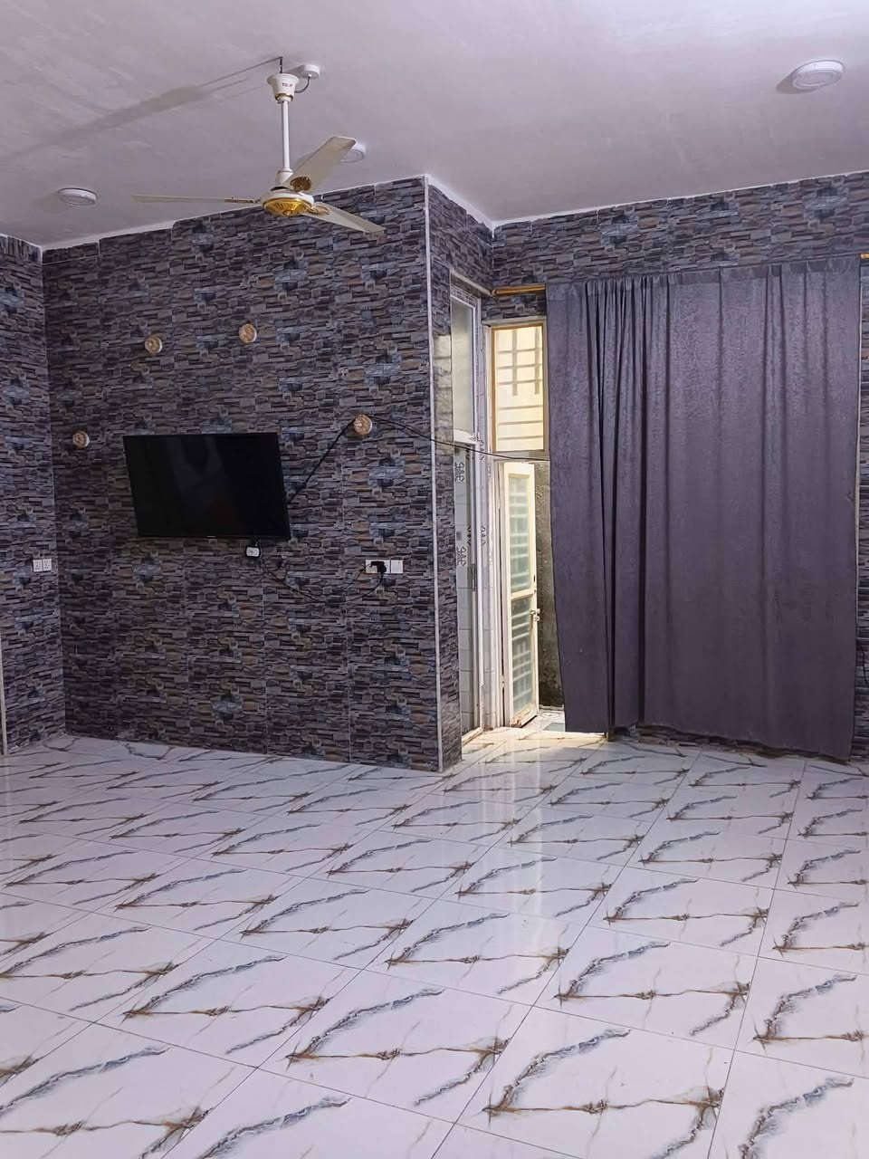 السلام عليكم بيت للبيع المساحه250 متر غرف نوم عدد2 مطبخ صاله وهول حمامات داخليه وخارجيه مناور عدد 2 بناء حديث عام2023 مكان البيت الطهمازيه خلف مركز شرطة سيف سعد يبعد عن شارع الطهمازيه500 متر ثاني بيت على الروائي سعر البيت98 وبي مجال قليل للاستفسار الاتصال على الرقم***********
