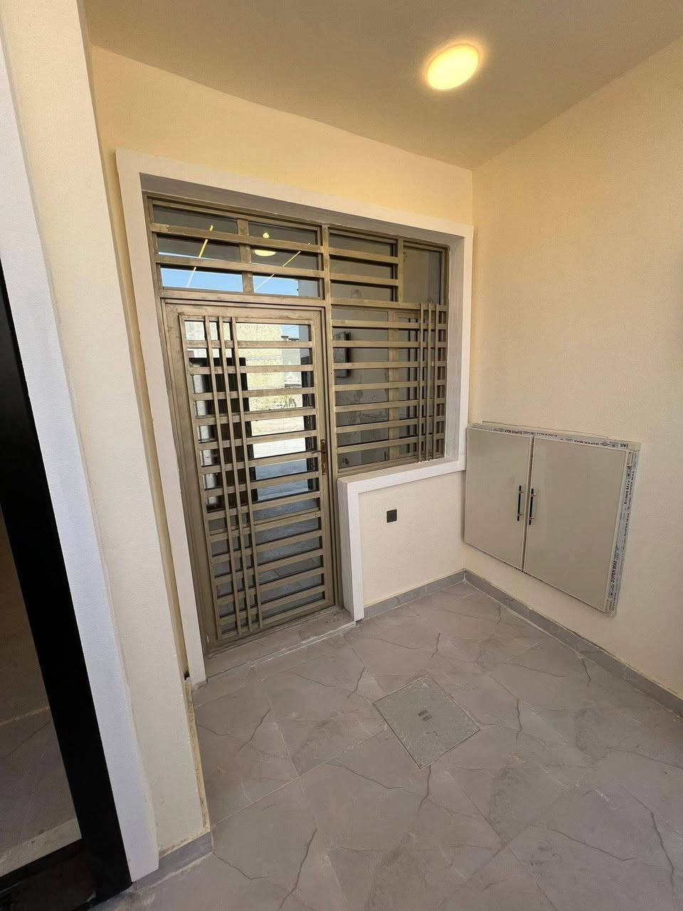 السلام عليكم
🏠#دار_للبيع   100متر واجهيه 6.25متر  نزال 16متر
 بناء طابق ونص  حديث ✨️

يحتوي البيت ع[2غرف نوم -استقبال -صحيات - صالة- ومطبخ] البيت شغل درجة اولى ✨️

⬅️مع الخدمات[ماي-كهرباء-تبليط]✨️

🔴ملاحضه البيت جاهز للسكن 🔑

⬅️نوع العقار  طابو زراعي سند 25 اقرار محكمه 

⬅️العنوان #بغداد_الدوره_البوعيثه   
       مجمع العيثاوي 

🔴للاستفسار  خاص او الاتصال ع  الرقم 
 ☎️***********
