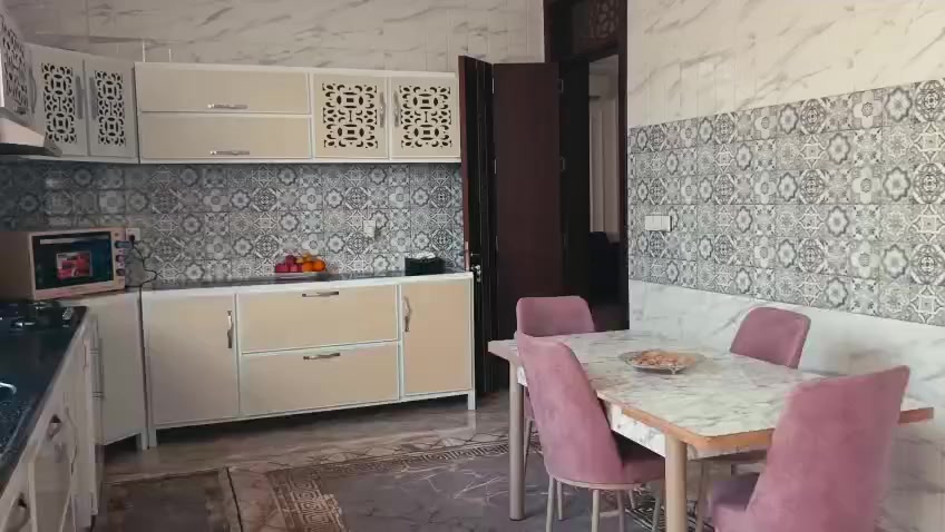 السلام عليكم بيت للبيع مساحته 191 متر طابو زراعي سند 25 طابقين الطابق الاول غرفة نوم سويت هول مفتوح على الصاله مطبخ وصحيات وطارمه وحديقة والطابق الثاني غرفة نوم سويت وبيتونه بناء حديث درجه اولى منطقة زوير الغربي شارع أسواق مارينا تفاصيل اكثر مكتب حكيم عبدالله للعقار والمقاولات *********** بي واتساب أو خاص موجود
