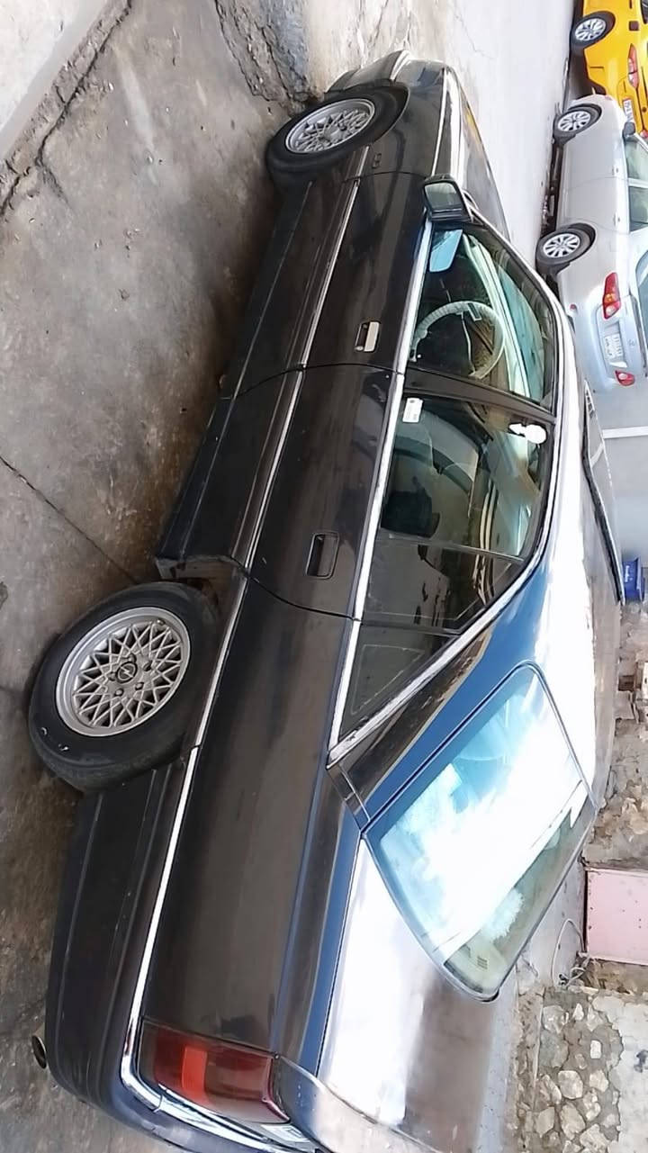 السلام عليكم 
اوميكا موديل 1992 بدون حادث بدون تبديل بدون معجون محرك 20 شرط لاصرف ولا بخار رقم كركوك جديد بيها دفتر بانزين اسلايت قفل مركزي صدر امامي خلفي جديد السيارة بسمي شرط التحويل سعرها 38 وبيها مجال مكان كركوك 
وهذا رقمي *********** كركوك, العراق
