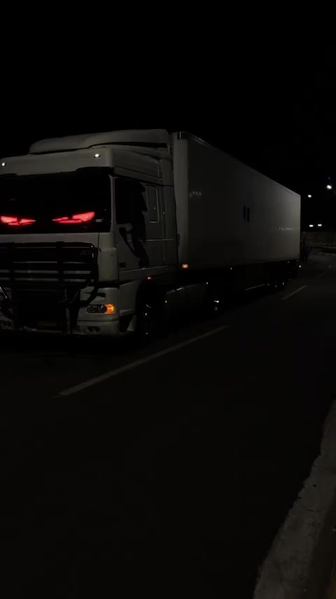 🚛✨ السلام عليكم ورحمة الله ✨🚛

🔥 وصلت حديثاً — نشرة عيون للتريلات والسيارات الصغيرة 🔥  
تصميم عصري وحركات جذابة تخلي سيارتك تتميز عن الباقي 😎

💡 المميزات:  
✔️ أكثر من 40 لون وحركة مختلفة  
✔️ تشتغل بلوتوث + ريمونت  
✔️ إضاءة قوية وشكل احترافي

📏 المقاسات والأسعار  
🔹 2 متر — 80 ألف  
🔹 150 سم — 75 ألف  
🔹 120 سم — 70 ألف  
🔹 60 سم (قطعتين منفصل) — 70 ألف  

التوصيل مجاني لجميع محافظات العراق

📞 للحجز على الخاص او الاتصال :  
***********  
***********  
***********
