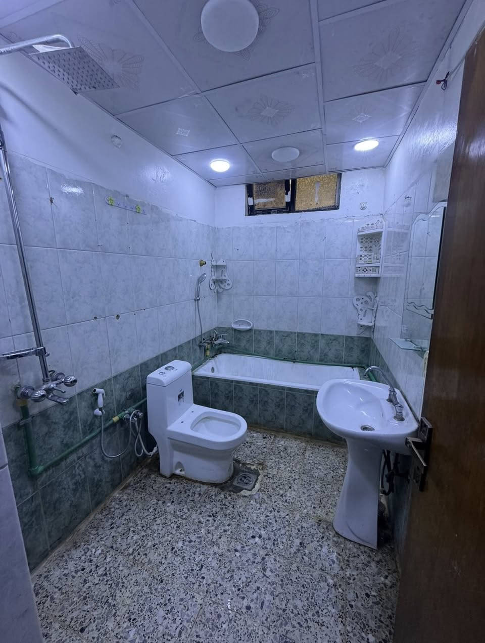 #للأيـــجار_في_الســـيدية
بيت 300م² نظيف يحتوي على ست غرف نوم وصالة وحولي عدد اثنين ومطبخ حار بارد وخدمات عدد اربعة وكراج وحديقة

بأمكانك عرض عقارك عندنا
زبائننا الكرام نستقبل كافة عروضكم وطلباتكم 

للاستفسار يرجى الاتصال على الرقم
***********

او زيارة مكتب القيسي للعقار والأعمار
عنوان المكتب
#السيديه_شارع_المركز_مقابل_التفاح_الاخضر
