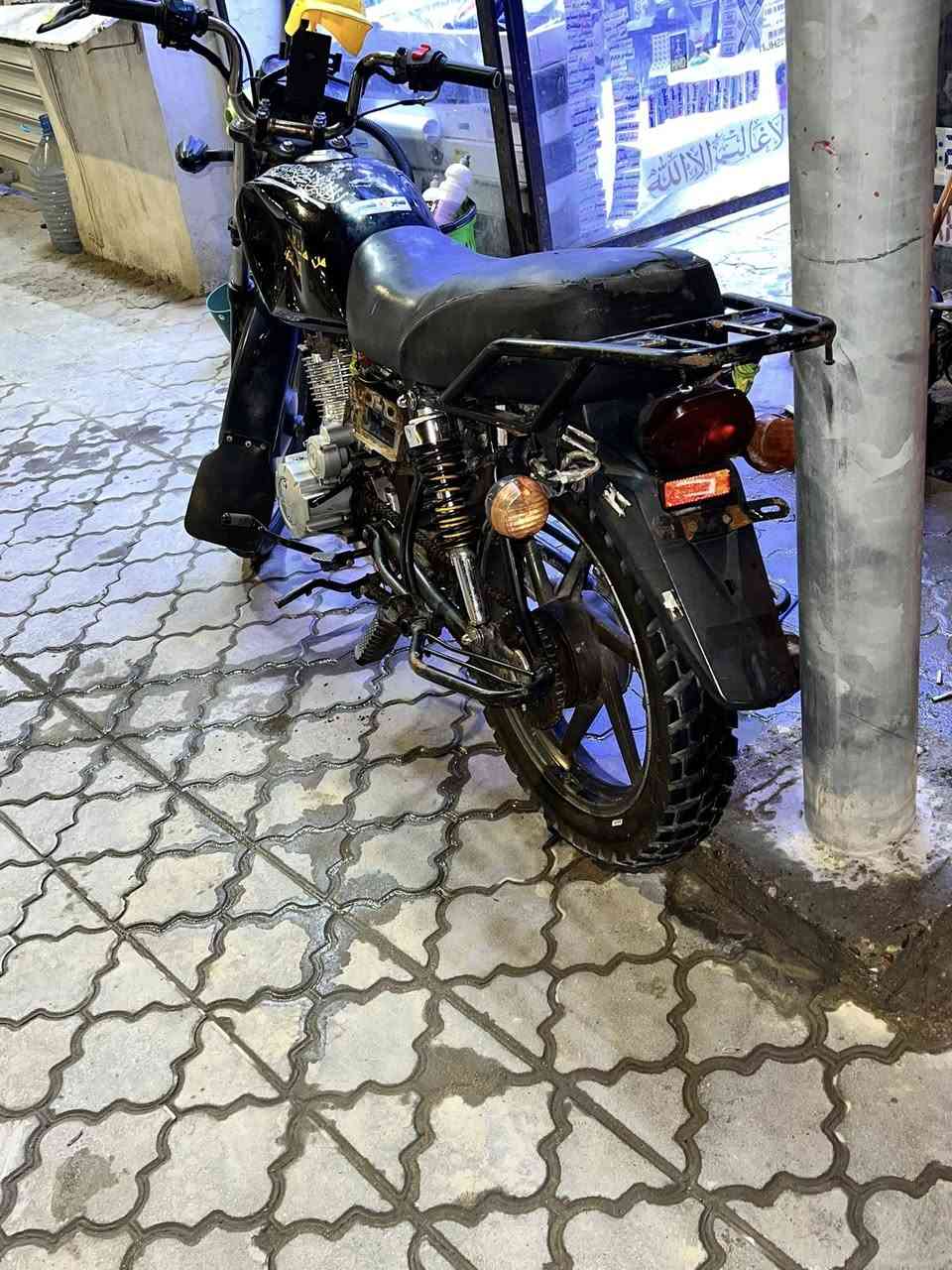 السلام عليكم 
دراجة كي واي ارقام وسنوية 
مديل 19 داخلة بال 20 
تشتري اليوم ثاني يوم تحول وتصير بأسمك 
الدراجة كلشي ماناقصها عليها محرك سيفان 5 گير
النهضة والشلعة فد شي المحرك ما مفتوح بيه برغي بس مبدل ملف مرة وحدة 
الدراجة مهمولة ومتروكة 
الي يريد يشتغل على باب الله تفيدك هذي رقم وسنوية يعني تفوت على كل السيطرات 
اخذك يم ابو السنوية وتتفاهم وياه الولد يريد يحول 
مسوية حادث بالرصيف ومخسوف التانكي ( ما مزرول ولا مزنجر ) كل كهربائياتها شغالة سلف لايت سطاب اشاير كلها شغالة العنوان بالبصرة بالزبير حي العسكري 
سعرها مليون وبيه شوي مجال حگ الجية

رقمي ***********
