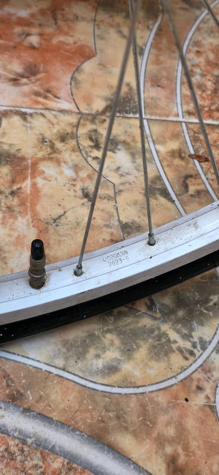 باسكل للبيع بيه مجال موديله 2023 رقمي موجود حجم 26 زلغه مابيه مكاني البصرة الزبير سوق البنات الجسد نضيف بس مدكر ماله امامي موجود وخادم الكم 💛