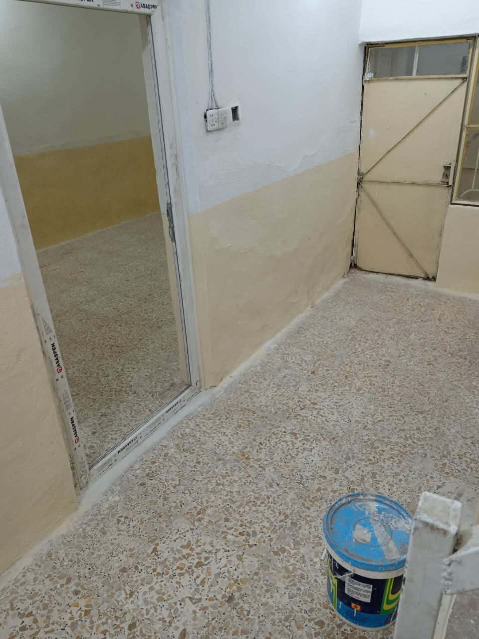 نص بيت ايجار خلفي. غرفه جوه وتخاريج ومطبخ. وغرفه فوك. قريب سوك الانصار 
***********
