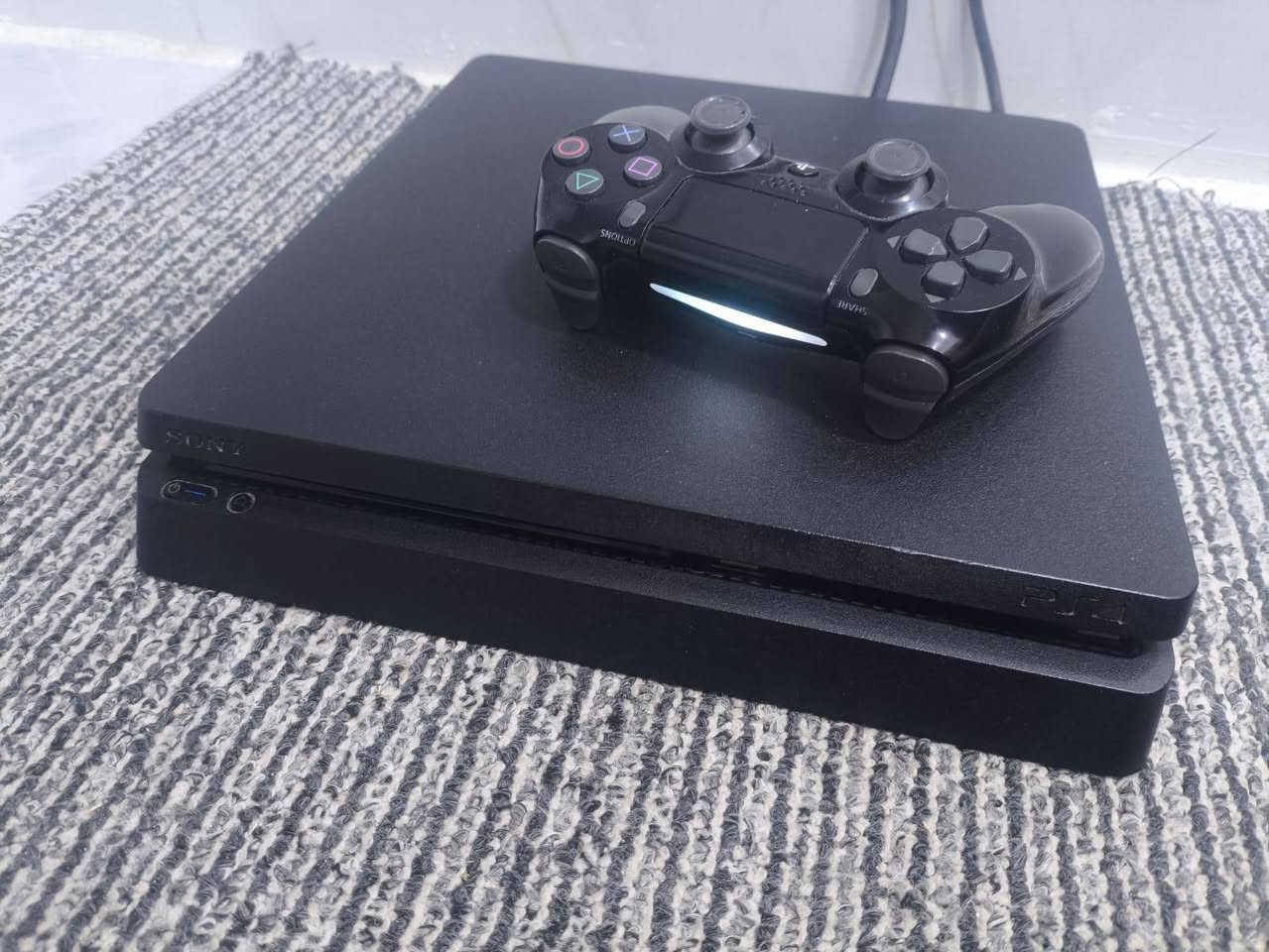 السلام عليكم اخوان بلي ٤ الأصلي الأصلي للبيع مع جوستك الأصلية عدد١ السعر  ٢٢٥
رقم الهاتف: ***********
