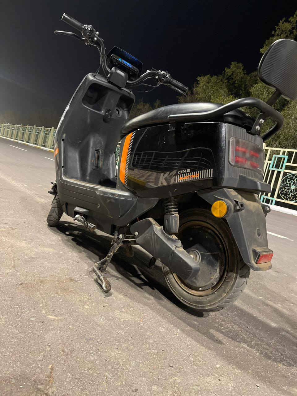 سلام عليكم اخوتي دراجة شحن k1 دراجة تخبل فول 5 بطاريات كبار تشحنها 5 ساعات تبقى من يوم إلى يومين الكهربائيات كلها شغالة بس بيها كسر بالجامة مال الايت بس مامأثر على قوة الايتات بصمة وسويج هيه وشاحنتها تمشي 71 حقيقي السعر 550  وأنه بخدمتكم اخوتي يرجو الأتصال على هذا الرقم: ***********  ( وذا عدك ماكس عدلة اراوسك)
