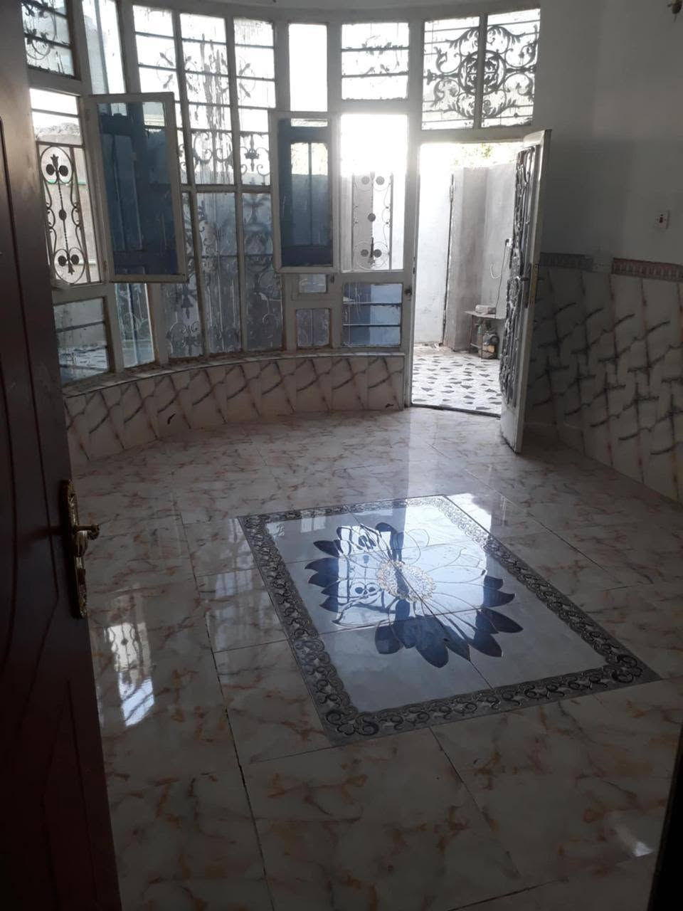 بيت للبيع بحي عداي مساحته 100 متر طابقين والطابق الثاني كامل شبابيك وبناء فقط باقي على السقف والبناء الفوك نفس الجوه تماما قريب على المدارس الشعب والصينيه بسعر مناسب للاستفسار تواصل على هذا الرقم *********** .. بيه واتساب
