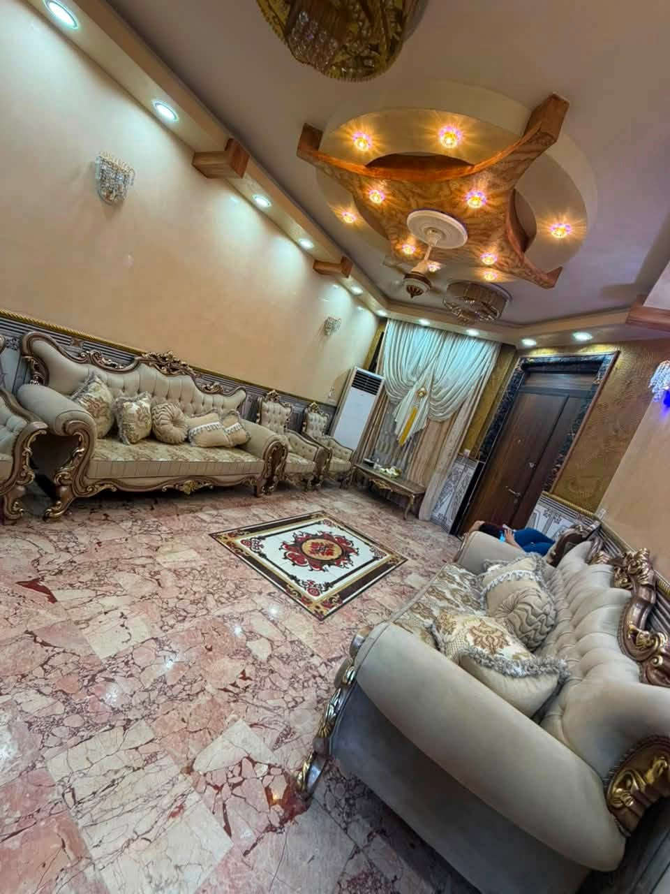 سلام عليكم وحياكم الله بيت مساحه 144 الموقع شارع الفلاح  قطاع 43 الفرع العريض خامس بيت عله الشارع العام بسمي 

رقم الهاتف ***********
