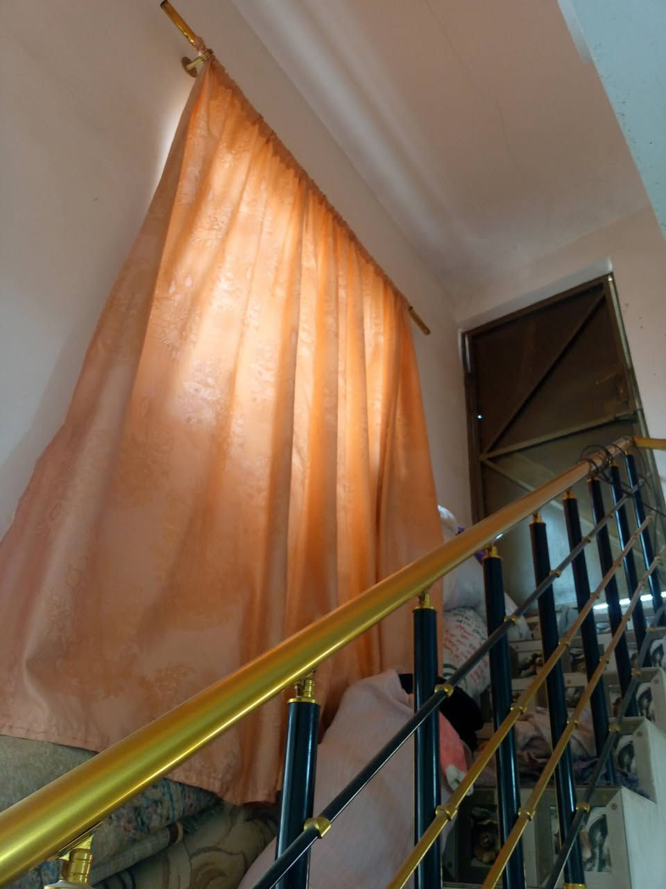 السلام عليكم بيت ١٠٠ متر حي الاكاديمية قرب المدارس الصينيه يحتوي على غرفه نوم صاله ومنور  استقبال صحيات داخليه و خارجيه طابوك بيت نضيف التواصل على *********** واتساب 65 وبي مجال بسيط
