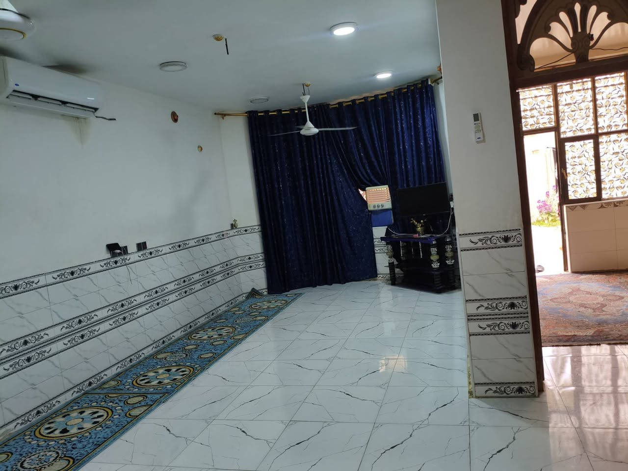 السلام عليكم بيت البيع 500م ،،مساحه البناء 200م،، شارع 8م،،تبليط سند 25 طابو صرف البناء جديد طابوق ،، شارع 20 الستفسار التصال على رقم ***********

