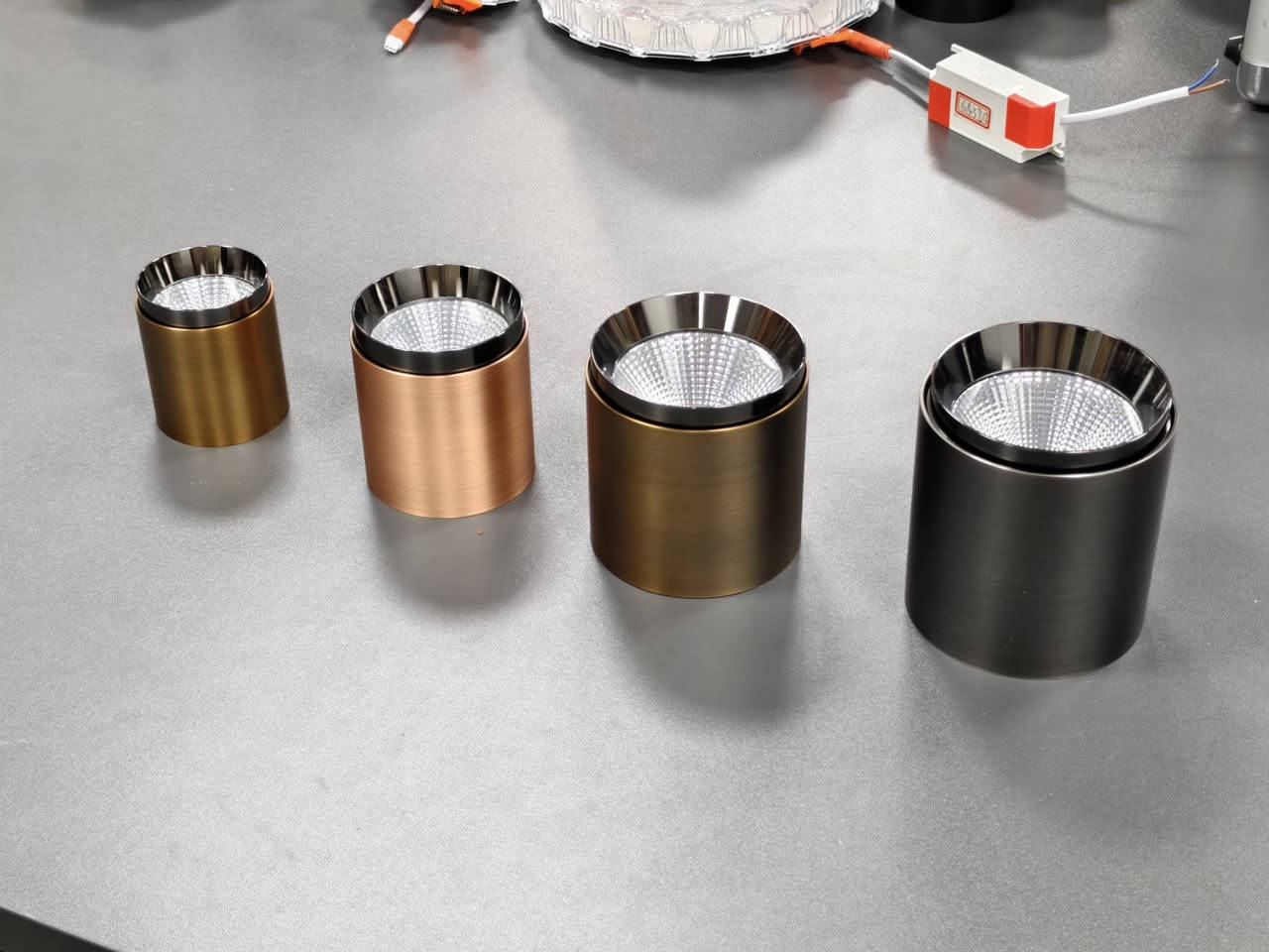 Nice design surface mount spot light.
Aluminum housing 
6500k/3color  2 years guarantee


**إذا كنت صاحب هذا الإعلان وتريد حذفه لأي سبب، رجاءا أرسل رسالة إلى الدعم الفني**