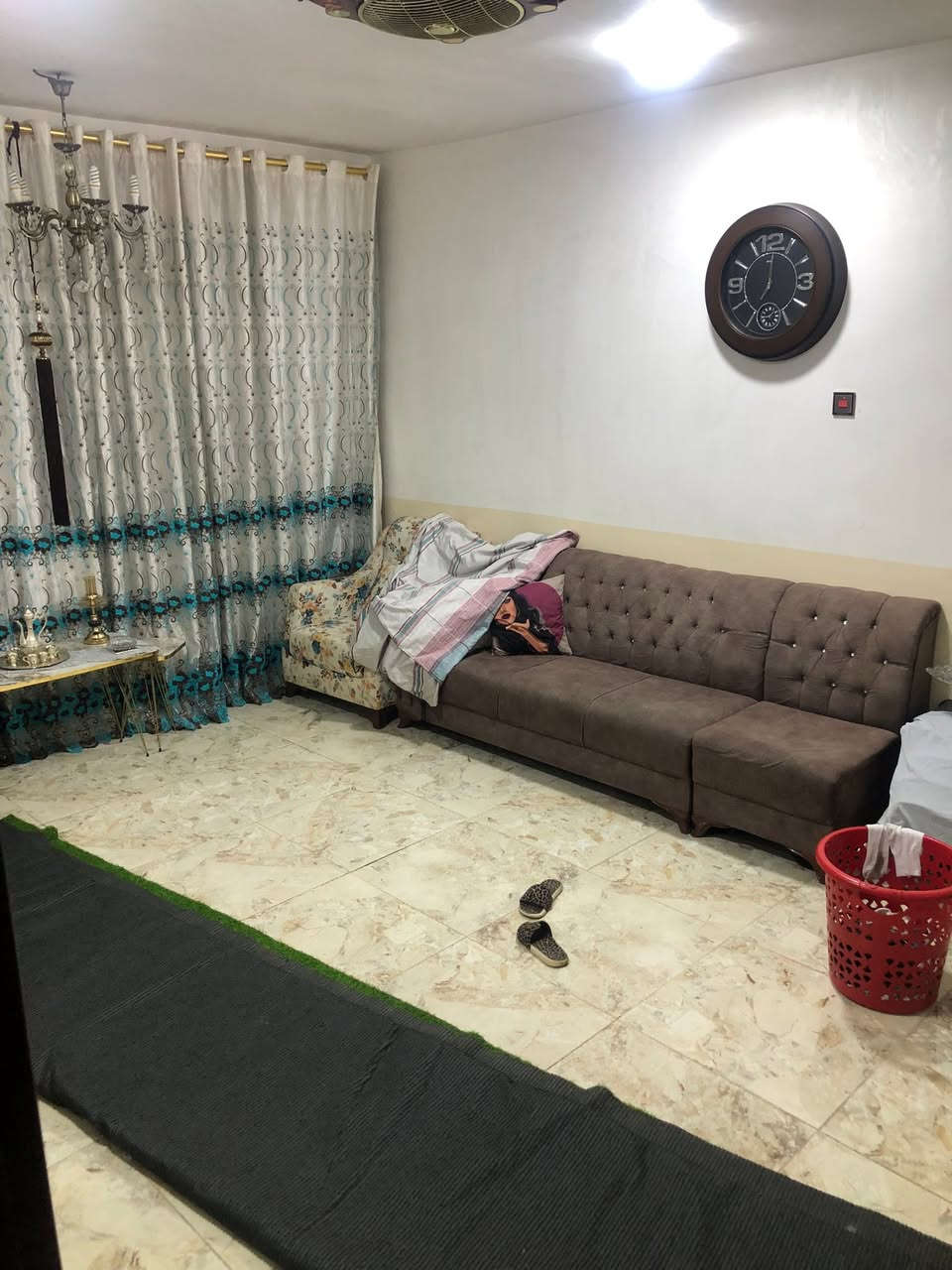 السلام عليكم 
دار للبيع طابو صرف في ابو دشير خلف سوق ابو دشير الرئيسي
الدار مساحةة 150متر طابقين
الدار مدخلين مع طرمةة
خدمات خارجيةة
طابق الاول
غرفةة نوم سويت 
غرفةة استقبال 
هول مع مطبخ حار بارد 
ترك خارجي على طول الدار
طابق الثاني غرفتين نوم
حولي صغير مع خدمات
سطح اول مع مخزن صغير 
الدار ترميمةة بالكامل جديد مصارلةة 4 سنوات 
للاستفسار والاتصال واتساب ***********

