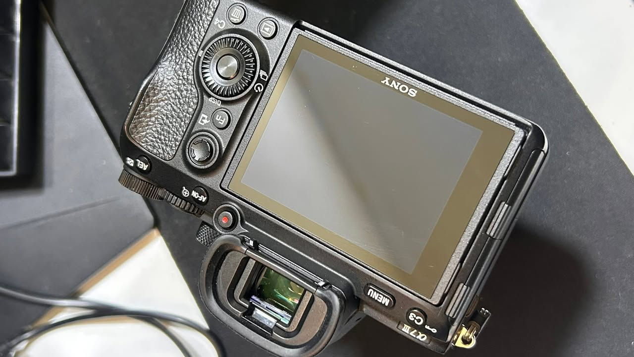 📸 للبيع: باكيج تصوير احترافي متكامل (Sony a7 III + Tamron 35mm f/2.8)
السلام عليكم.. للبيع كاميرا Sony a7 III مع عدسة الفاكسد الممتازة Tamron 35mm f/2.8 Di III OSD، العتاد نظيف جداً وجاهز للشغل مباشرة (فيديو وفوتو).
🔹 مواصفات وتفاصيل العتاد:
 بدي الكاميرا: Sony a7 III (مارك 3) غنية عن التعريف بأدائها في الفيديو والفوكس.
 العدسة: Tamron 35mm f/2.8 - عدسة فاكسد خفيفة الوزن، حادة جداً بالصورة، وممتازة لتصوير الشارع، البورتريه، والـ B-roll.
 النظافة: البدي والعدسة بحالة ممتازة جداً ونظافة تامة، بدون أي شخوط، والمطاط سليم تماماً والسنسور نظيف 100%.
🔹 الملحقات:
 الحزام الأصلي (Sony Strap).
 البطارية الأصلية مع الشاحن والوايرات.
 📍 المكان: كربلاء
 📞 الرقم للتواصل (واتساب أو اتصال): ***********
ملاحظة: البيع للباكيج كامل، والعتاد مفحوص وشغال بشرط النظافة.
