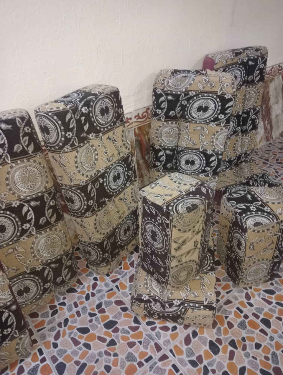 كعده عربيه 10 متر تكيات 4 نظافة 100/80مكاني حي الاصدقاء الرابعه السعر 75 رقم ***********
