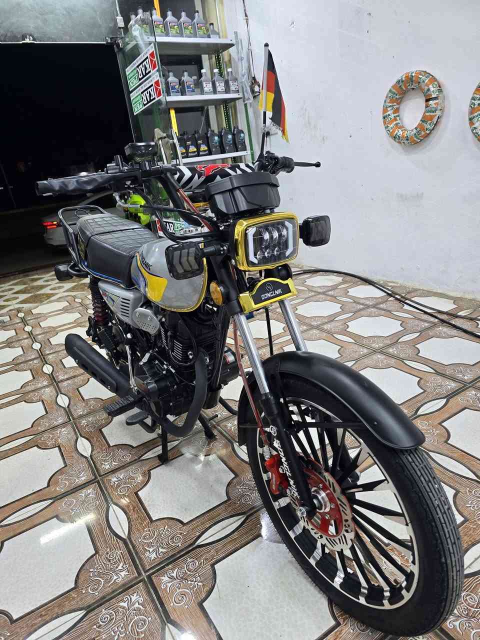 السلام عليكم .. 

دراجة ايراني موديل ٢٦ سولنك 

سي بي اف ضاغطة وزنجيل المرغوب نعومة انعم من الهوجي 

محرك ٢٠٠ طيارة ورزن 

ماشي ٩٠٠ كيلو بعدةة زيرو 

تشغيل عن بعد بالريمونت صويجين وريمونتين

السعر ٩٥٠ وبي مجال للشراي

مكاني مدينة العاب السندباد الصوفية 

للأتصال *********** تحياتي
