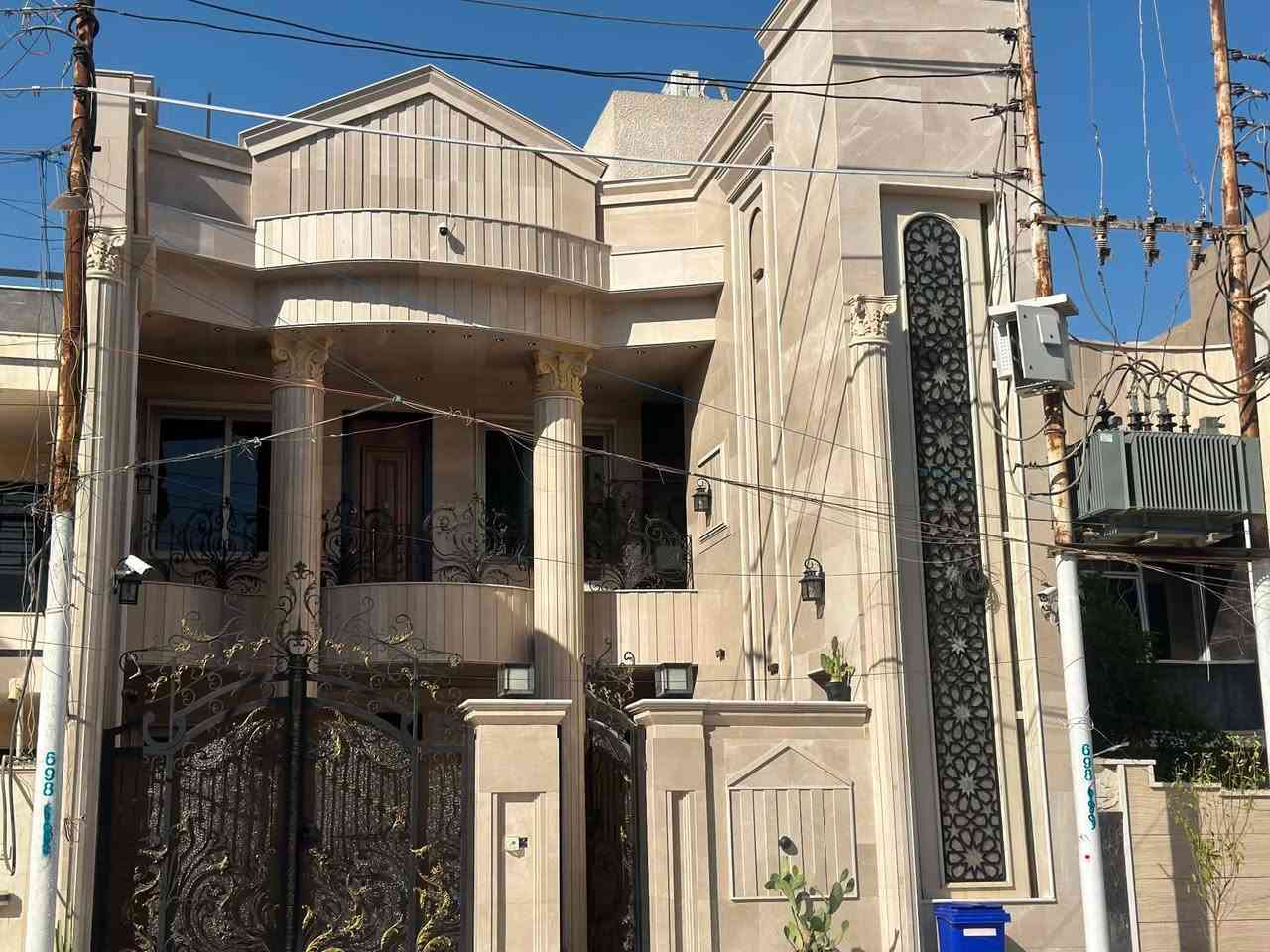 عندي بيت 240 م مربع الواجهة 8 النزال 30 بالبنوك 
البناء 3 طوابق مجموع الغرف 8 طابو صرف بناء 2026 
السعر مليار ونص وبي مجال  🛑 الرقم واتساب فقط 

***********
