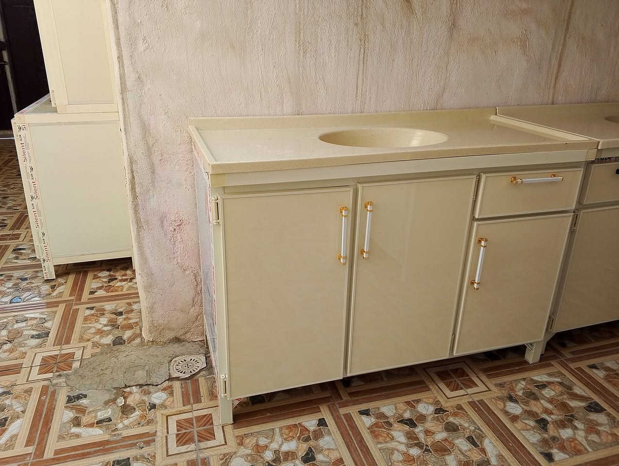 كاونتر للبيع جديد قياس مترين وسنك مرمر متر وثلاثين اتصال بالرقم ***********
