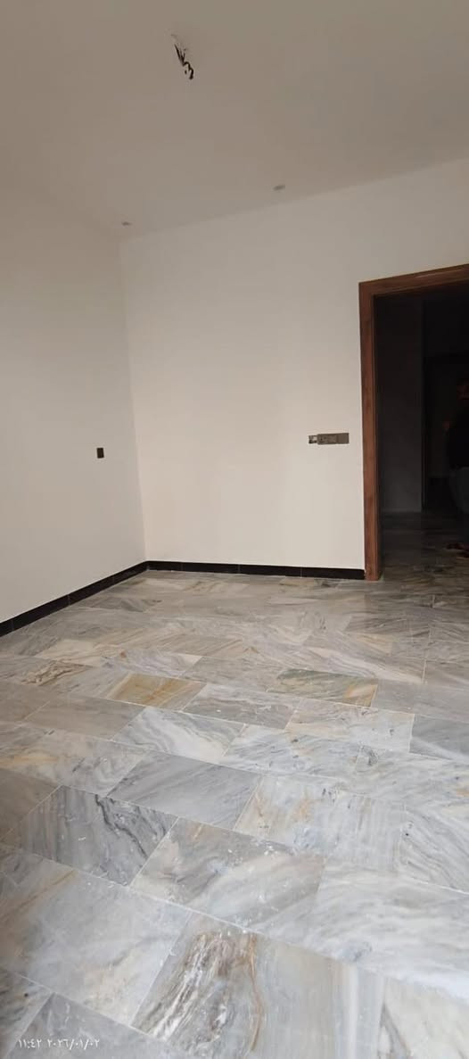 مكتب الزبيدي للعقار🏠🏠
🔊🔊🔊
للبيع مساحة ٤٨ ونص✅
📍الموقع حي القاهرة الشماسية قرب الخط السريع 
🏠يحتوي الطابق الأرضي على طرمة صالة ومطبخ وخدمات وغرفة نوم
والطابق الثاني يحتوي على غرفتين نوم وخدمات
والطابق الثالث بيتونة +سطحين 
📍عنوان المكتب حي القاهرة بظهر تانكي المي
للاستفسار اكثر يرجى مراجعة مكتب الزبيدي الهندسي للعقار🏠🏠
او الاتصال على: 
***********📞
