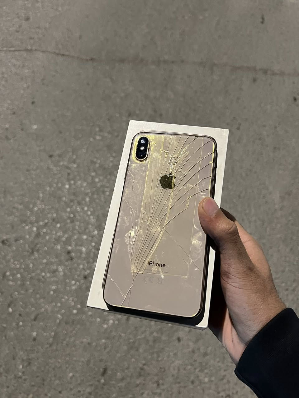 السلام عليكم 
ايفون اكس ماكس ذاكرة ٢٥٦ بطارية ٧٥ الجهاز مبدل شاشة فقط و ضهر بيه كسر كلشي شغال صوت اتصال كامرات السعر ١٧٠ و بيه مجال حك الجية
***********
