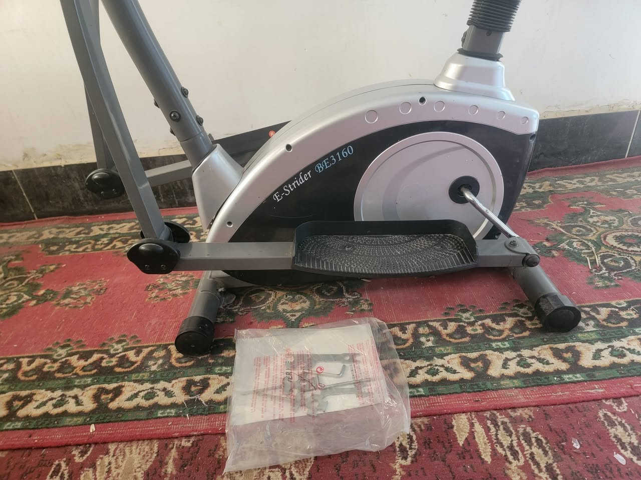 ​💪 جهاز الرشاقة المتكامل 2 في 1: أوربتراك + دراجة ثابتة 🚴‍♂️
جهاز E-Strider BE3160 من ماركة Body Sculpture العالمية.
​✅ المميزات:
​تصميم مزدوج: يستخدم كجهاز أوربتراك (واقف) أو كدراجة تمارين (جالس) بفضل المقعد المريح.
​تمرين شامل: يحرك عضلات الجسم كاملة ويساعد في حرق الدهون بفعالية عالية.
​لطيف على المفاصل: حركة انسيابية تحمي الركب والظهر.
​كامل الملحقات: يتوفر معه كتيب التعليمات وأدوات الضبط الأصلية.
​مثالي جداً للتمارين المنزلية وتوفير المساحة! ✨

السعر ١٥٥ الف 
الجهاز نظيف جدا استخدام قليل .


**إذا كنت صاحب هذا الإعلان وتريد حذفه لأي سبب، رجاءا أرسل رسالة إلى الدعم الفني**