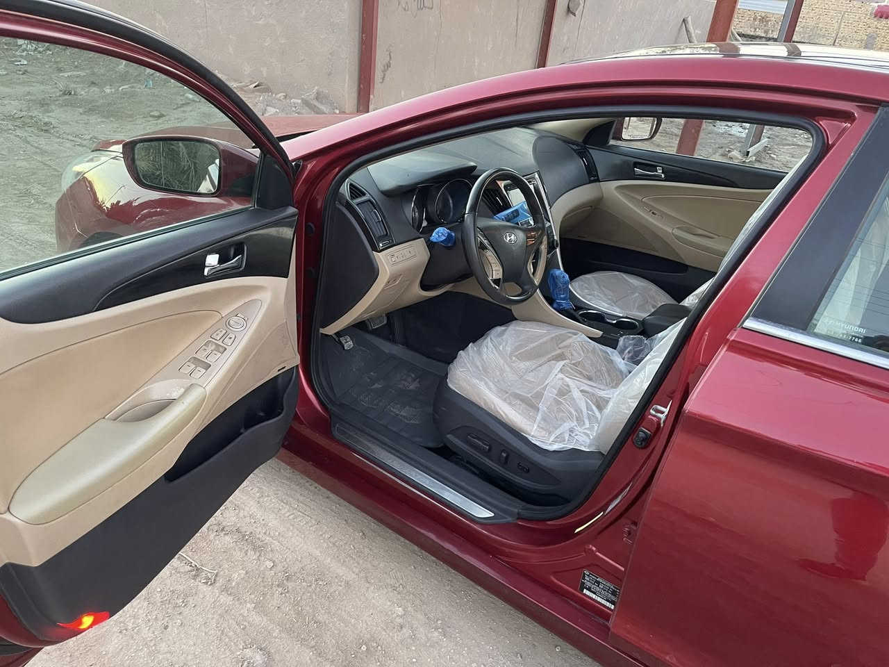 السلام عليكم.  سوناته موديل 2013 امريكي. حادث بسيط جداً خشم الجاملغ امامي السياره بدون تبديل فقط رش جاملغ امامي وشويه بلبنيد. سياره فووول فووول  للاخير 
1-بصمه 
2-بنراما
3-داخل بيجي 
4تبريد قطعتين
5سستم انفنيتي بلادي
6-كشن جلد وكهربائي
7-كشنات تدفئه
8-شاشه وكامره دواره بلادي
9-يدات نيكل
10-اشاره بلمرايه 
وبعد بيها مواصفات هواي  سياره 2400 
مكينه وكير وحداديه  تخم تاير خير من الله من كلشي جاهزه  ماشيه 119 بس 
رقم بغداد مكانه بلحله بسمنه. تحويل مباشر. السعر 115$ وبيها مجال استفسار. اتصل ***********
