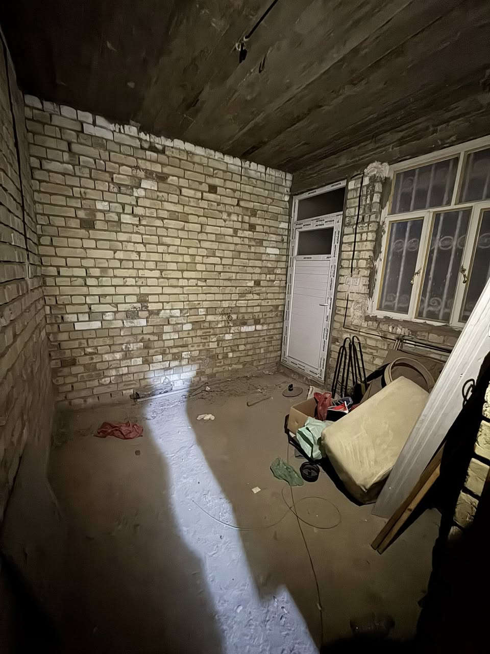 دار للبيع المساحة 50متر الموقع بغداد  حي الاساتذة  يتكون من 3 طوابق الاول صالة ومطبخ  .      الثاني غرفتين وحمام  الثالث غرفة وحمام.  للتفاصيل اكثر الاتصال *********** - ***********
