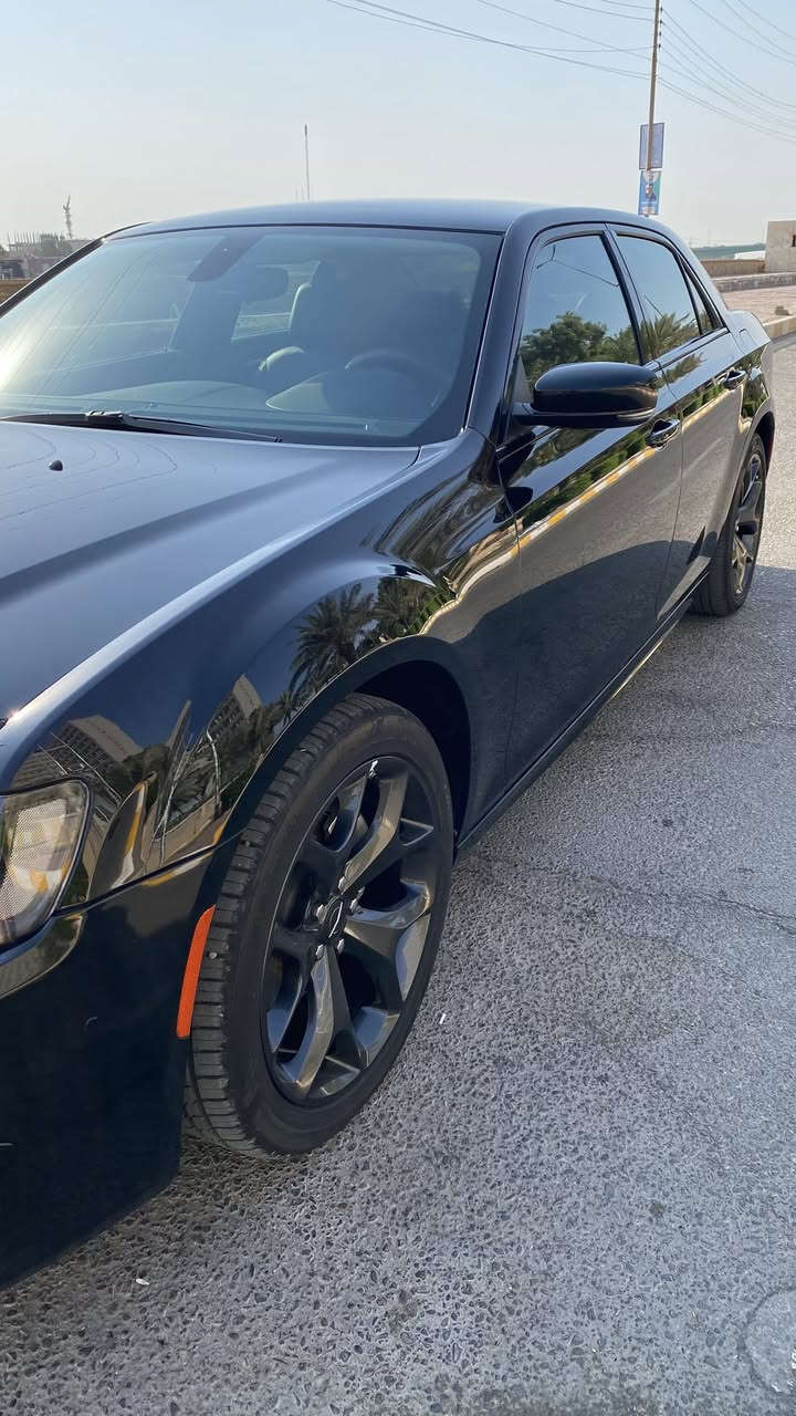 ـ Chrysler 300 فئة 300L / Touring-L.2023
🔹 المحرك: 3.6 لتر  V6
🔹 القوة: حوالي 292-300 حصان  
🔹 العزم: حوالي 353 Nm  
🔹 ناقل حركة: أوتوماتيكي 8 سرعات  
🔹 نوع الدفع: دفع خلفي
28im

من المواصفات القياسية أو الشائعة:  
✔ شاشة لمس 8.4″ مع نظام ترفيهي وملاحه
✔ دخول وتشغيل بدون مفتاح
✔ مكيف هواء مزدوج المناطق
✔ مقاعد أمامية قابلة للتسخين
✔ مراقبة النقطة العمياء Blind Spot
✔ حساسات ركن أمامية وخلفية + تنبيهات حركة خلفية (في الغالب)
✔ جنوط 20″
حادث السياره جاملغ +البنيد اصلي نفس لون بدون صبغ ولا تعديل
السعر282$
ميسان العماره 
***********
