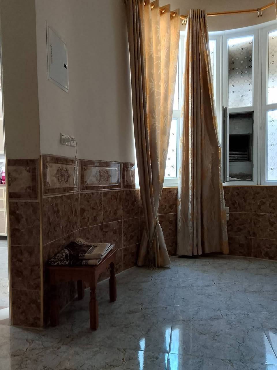 السلام عليكم دار للبيع طابقين العنوان منطقة الفضوة فرع اسواق ضاهد للا ستفسار على الرقم ***********
