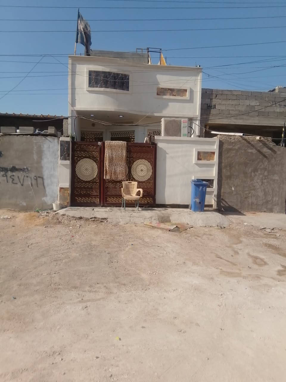 السلام عليكم بيت 100طابق ونص قرفتين نوم والصاله فوك وصاله جوه وستغبال بيت كامل  الراسه  قريب من شارع 20السعر 68وبي مجال قليل ***********
