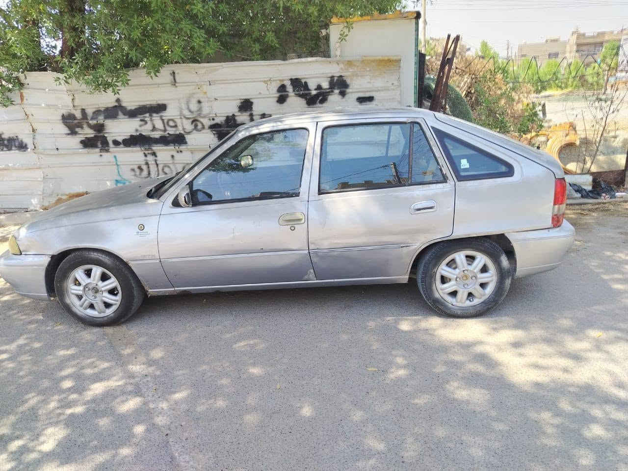دايو هاچباك موديل 1996 
سياره كير عادي  محرك بحاله جيده سياره جاهزه السعر22ورقه  رقم بغداد مشروع وطني مكاني بغداد  اتصال ***********
