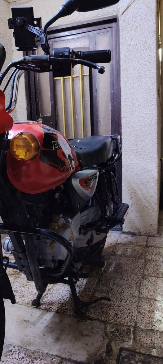 السلام عليكم بوكسر للبيع موديل 2022 نزول شهر ١٢ دراجه خير من الله كلشي كامل بيها اي نقص ما بيها اوراق اصوليه
محرك ما مفتوح كهربائيات كلهن شغالات  
بدون رقم العسر مليون او ٤٠٠ او بيها مجال بسيط العنوان بغداد حي العامل للتواصل ***********
