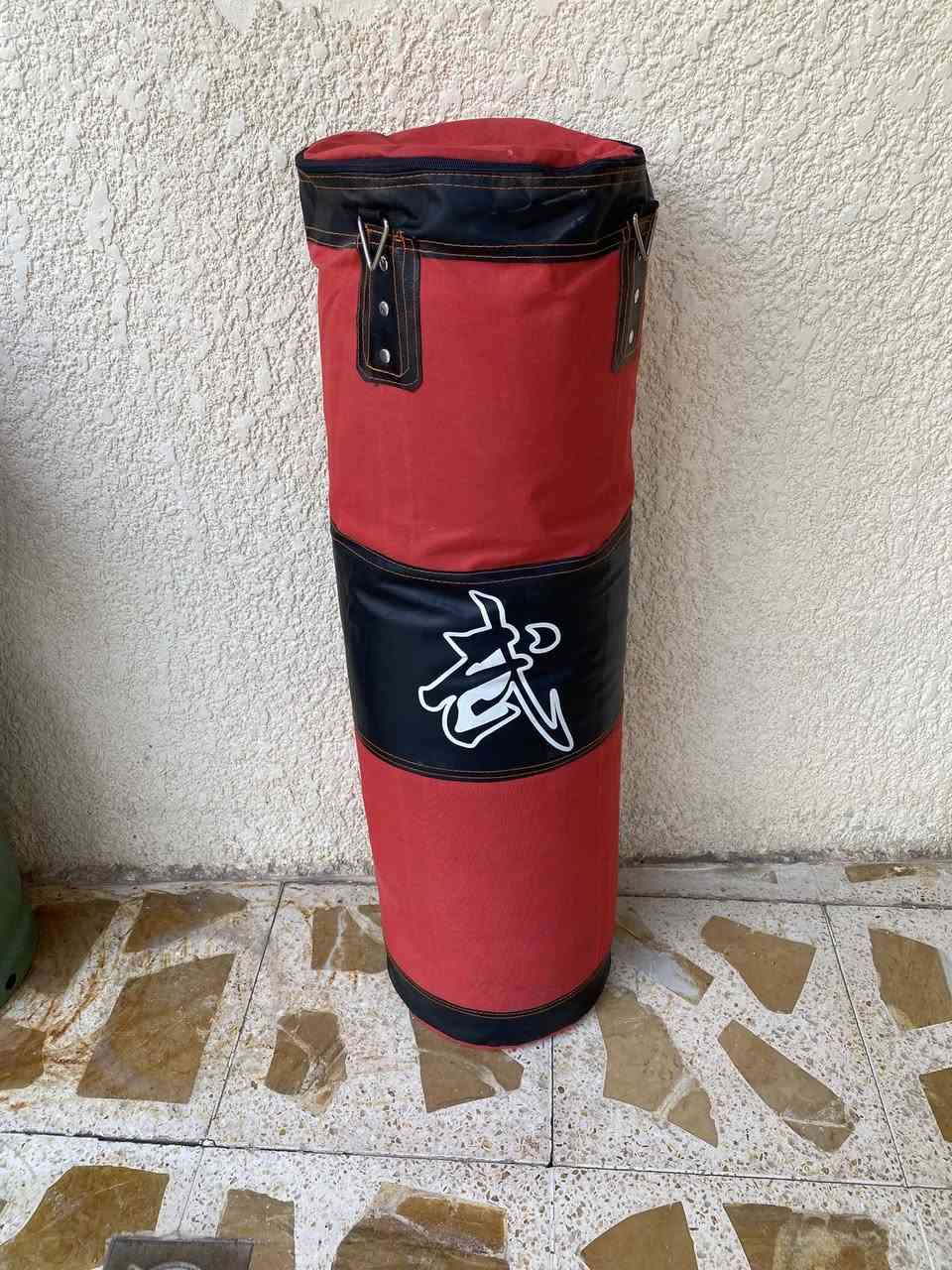 مرحبا عندي كيس ملاكمه للبيع مع كفوف وزناجر السعر 25الف اتصل واتساب ***********
